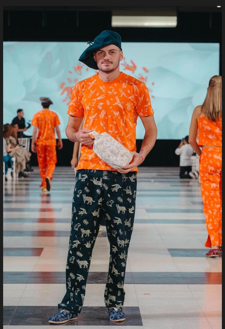 Remera Naranja con Estampa Iberá Aves