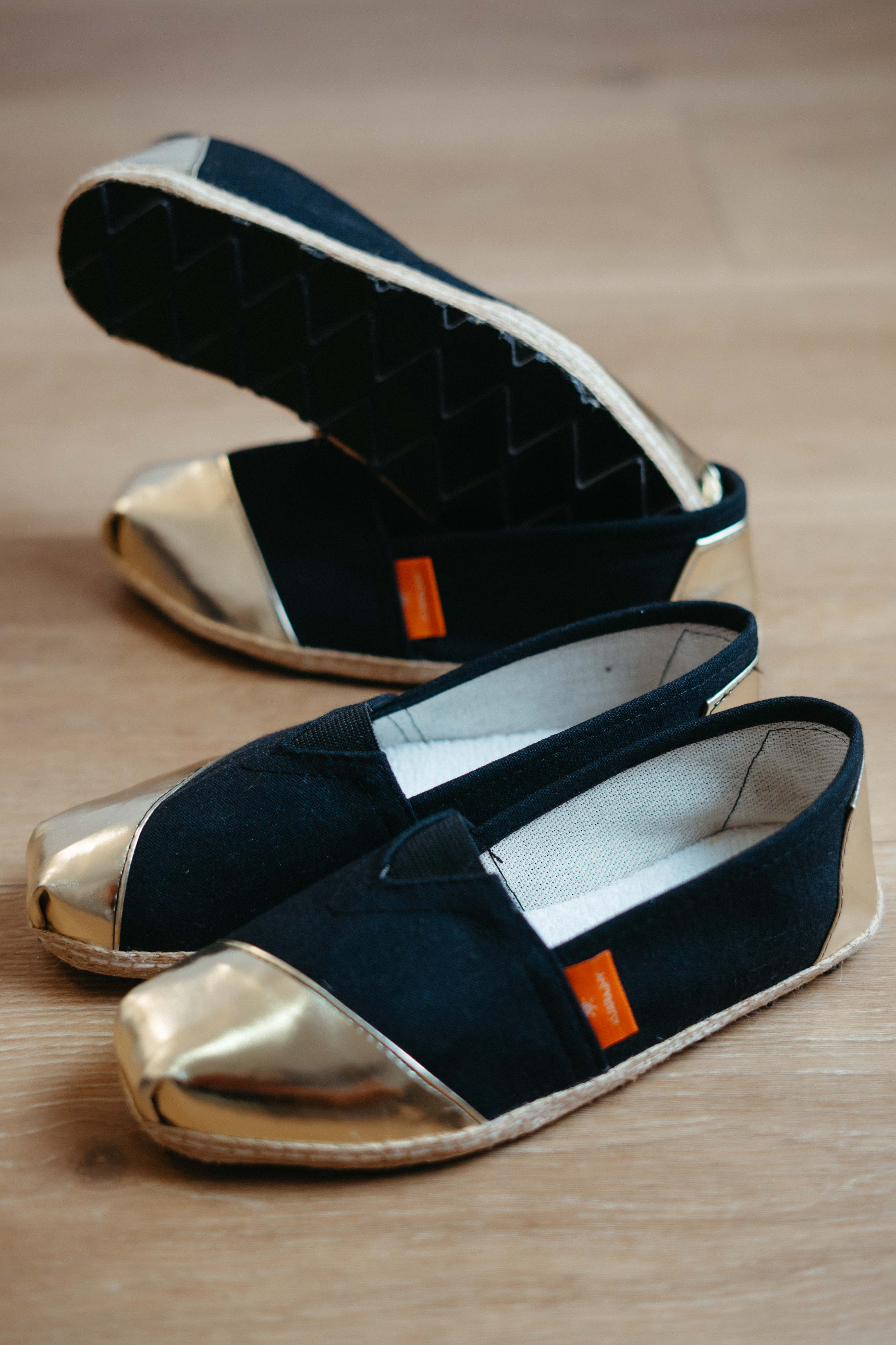 Alpargata Premium Negra con Puntera Dorada Sustentable