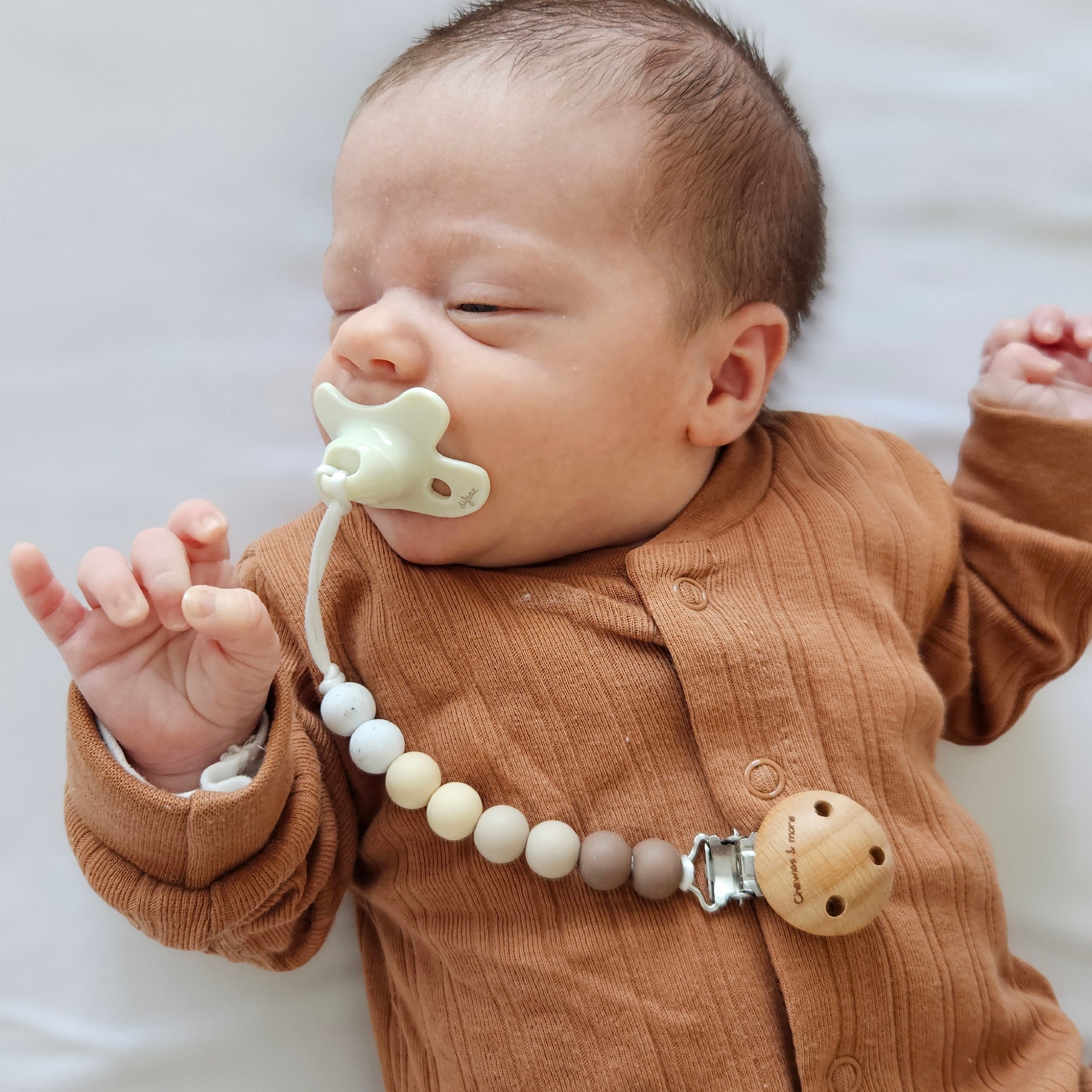 Naujagimio čiulptuko laikiklis OMBRE, rudos spalvos