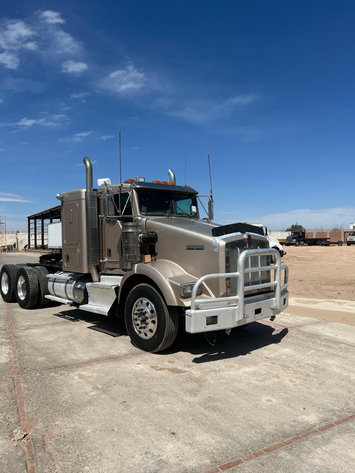 Tractocamión Kenworth T-800 - 2011