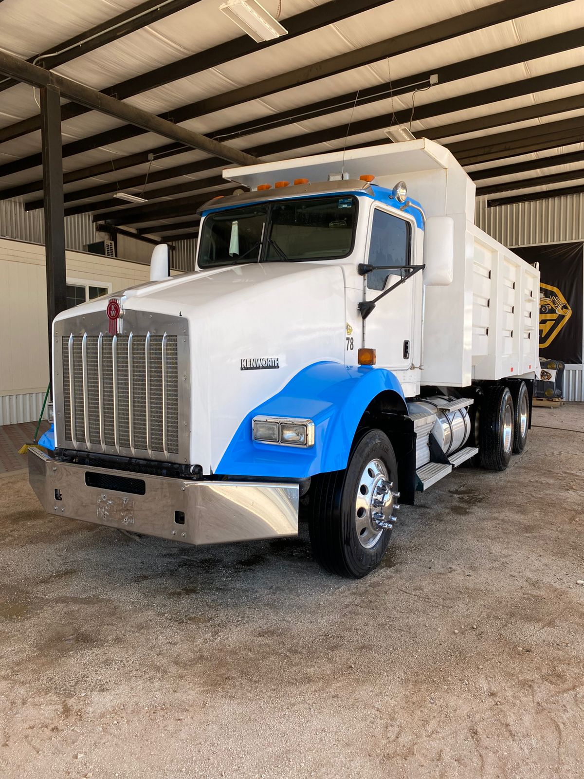 Dompe de Volteo Kenworth T-800 14 Metros - 2009