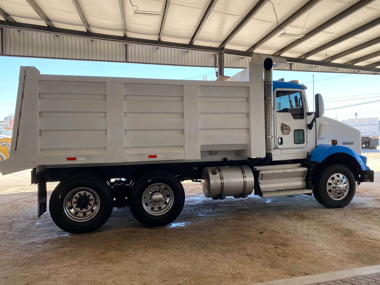 Dompe de Volteo Kenworth T-800 14 Metros - 2009