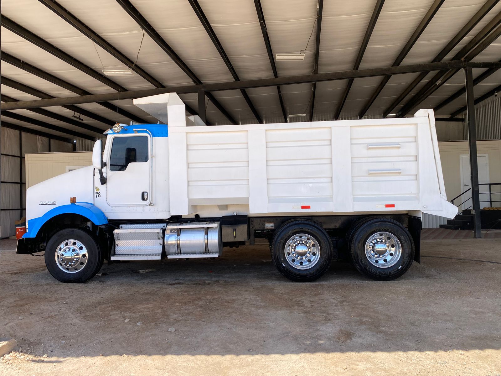 Dompe de Volteo Kenworth T-800 14 Metros - 2009