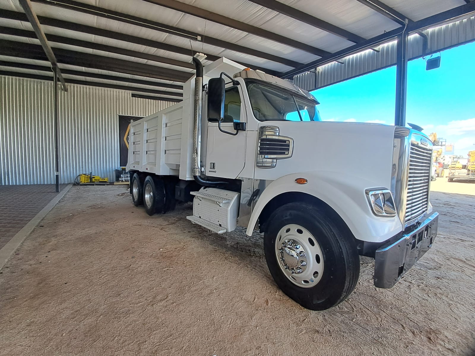 Dompe de Volteo Freightliner Coronado 14 Metros - 2012