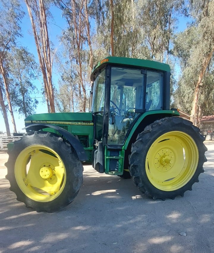 Tractor Agrícola John Deere 6400