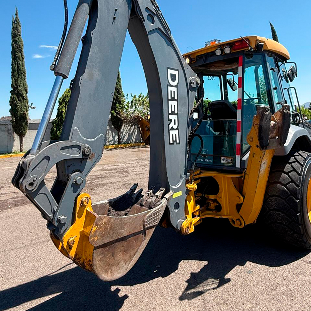 Retroexcavadora John Deere 410J Encabinada 4X4 2010