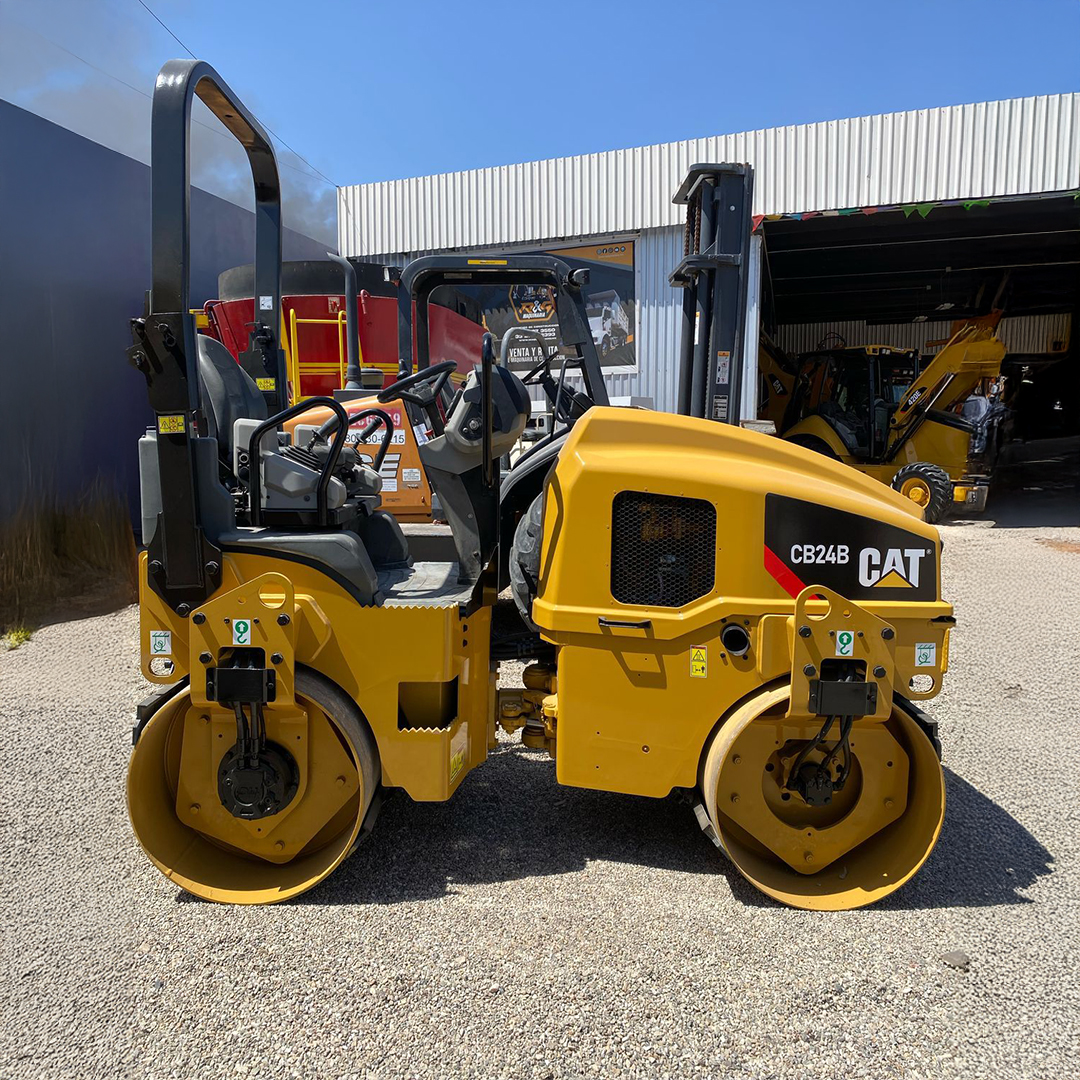 Vibrocompactador Caterpillar CB24B 2012 Rodillo Doble
