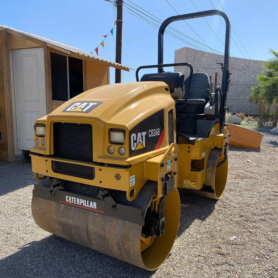 Vibrocompactador Caterpillar CB24B 2012 Rodillo Doble