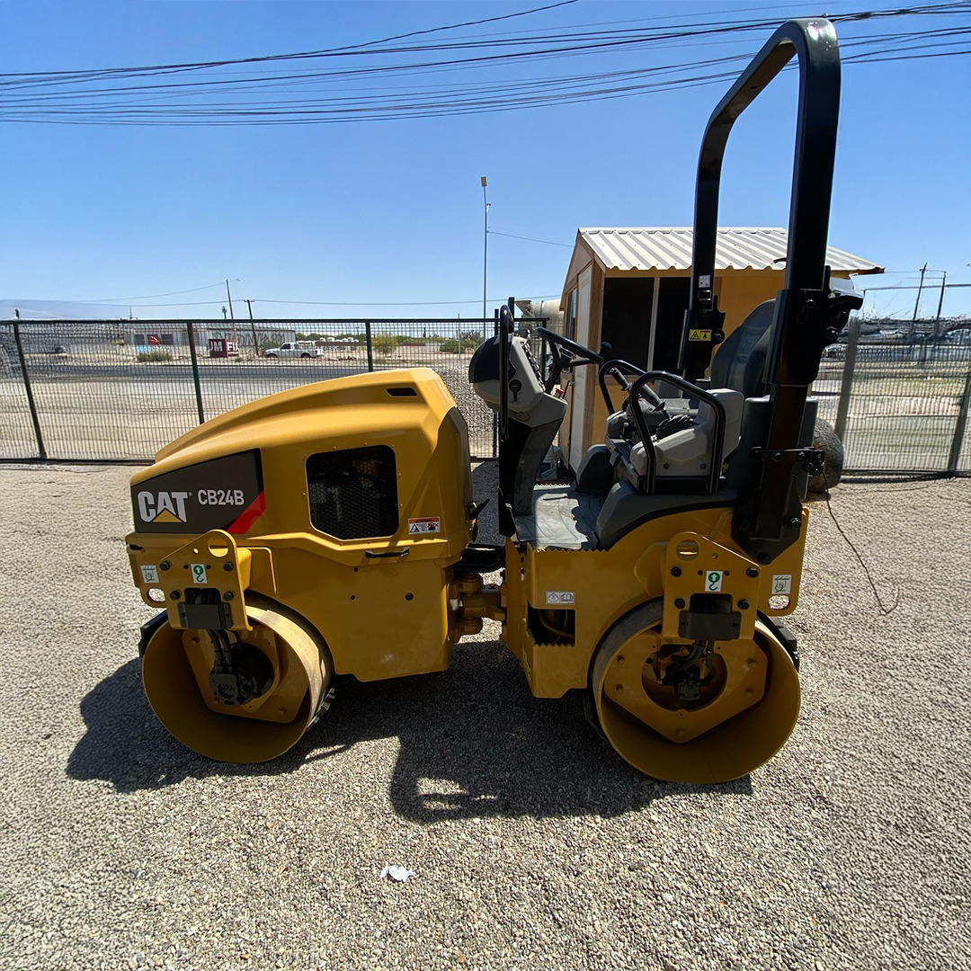 Vibrocompactador Caterpillar CB24B 2012 Rodillo Doble