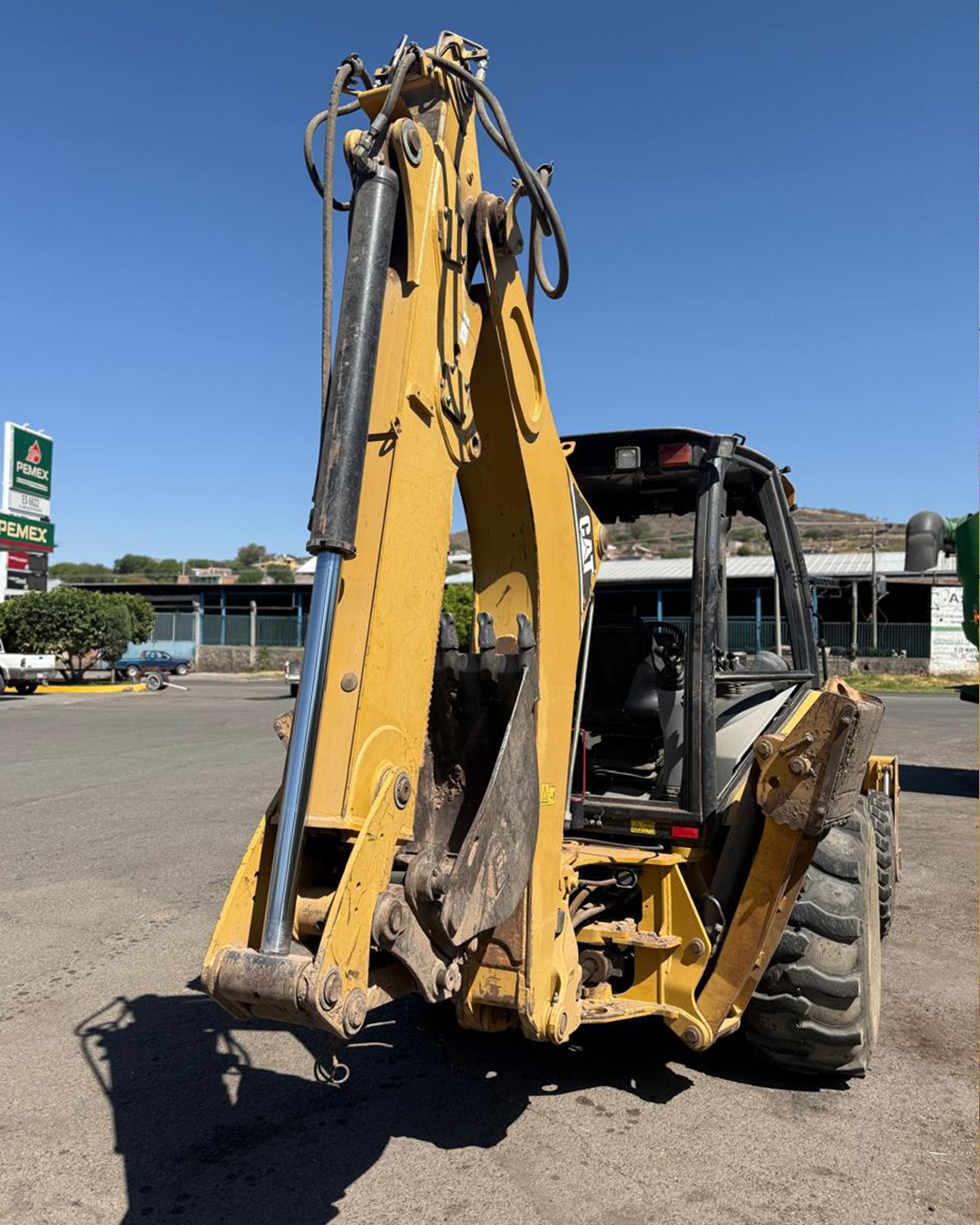 Retroexcavadora Caterpillar 420E - 2011