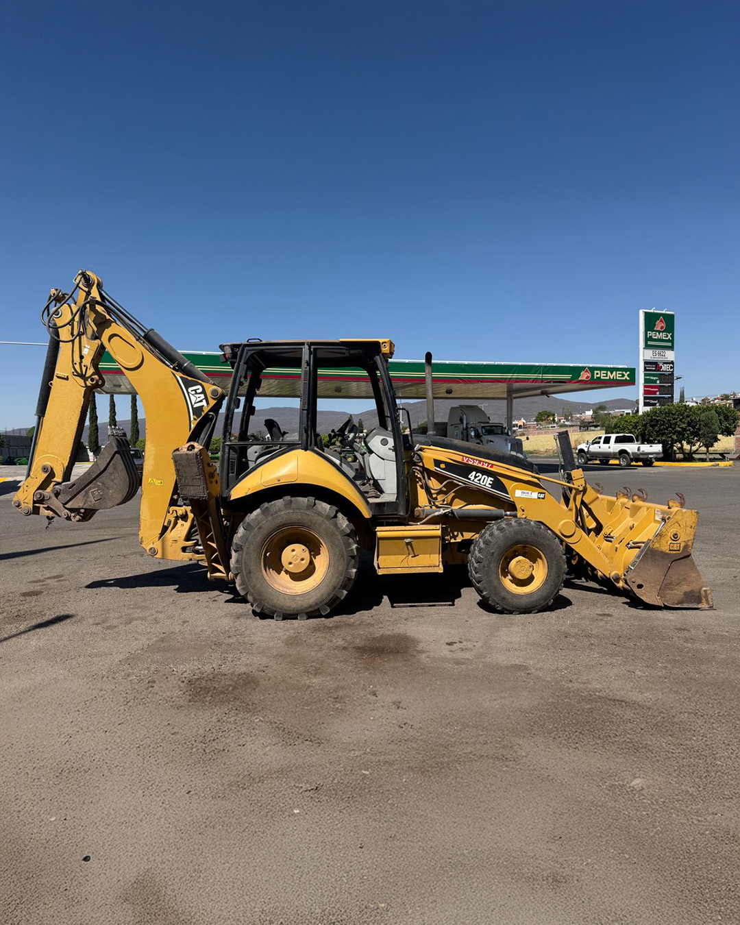 Retroexcavadora Caterpillar 420E - 2011