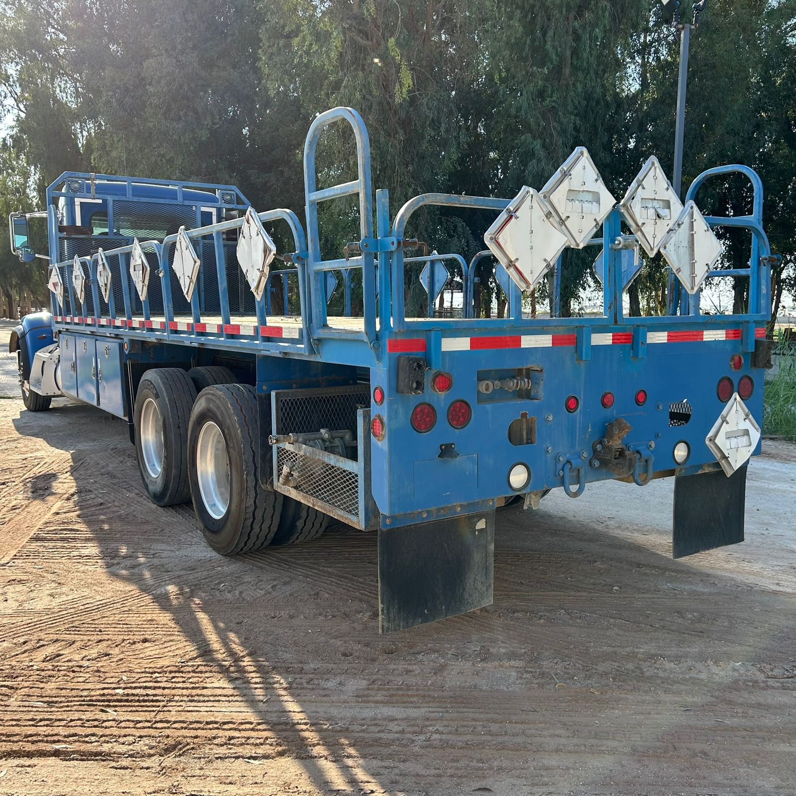 Camión Plataforma y Bombeo Peterbilt - 2013