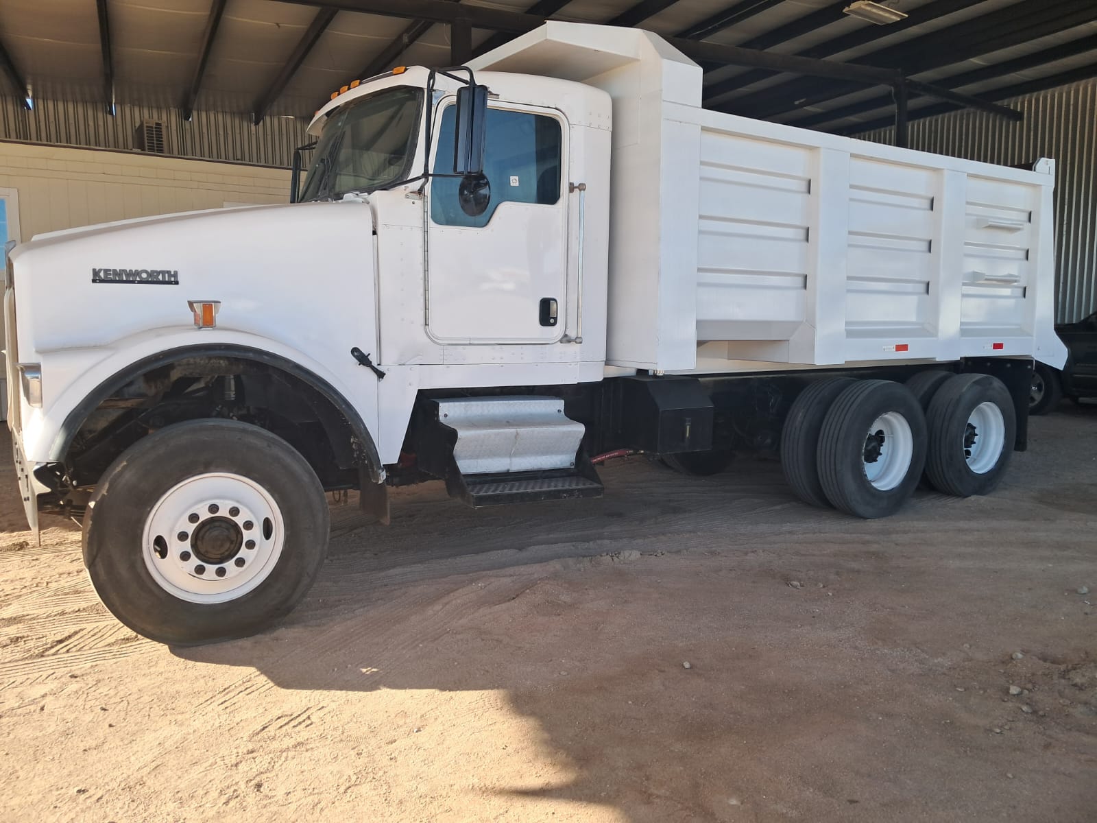 Dompe de Volteo Kenworth T-800 14 Metros - 2001