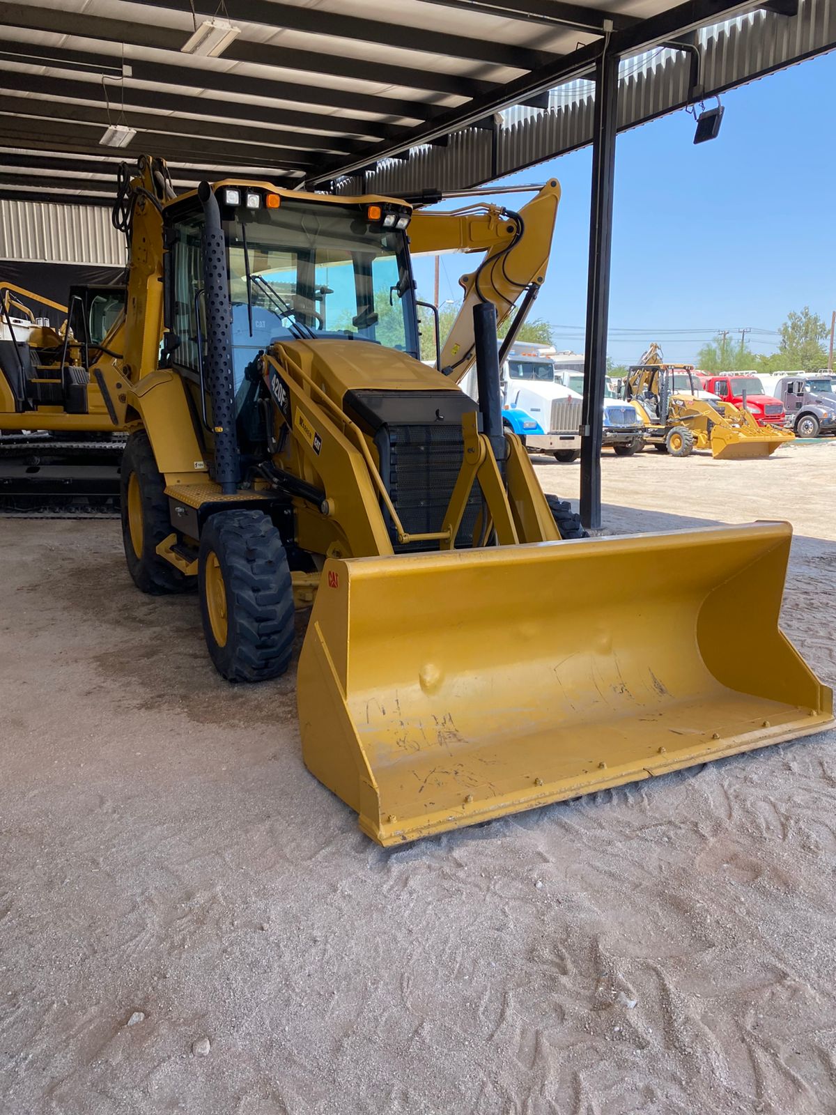 Retroexcavadora Caterpillar 420F2 - 2020