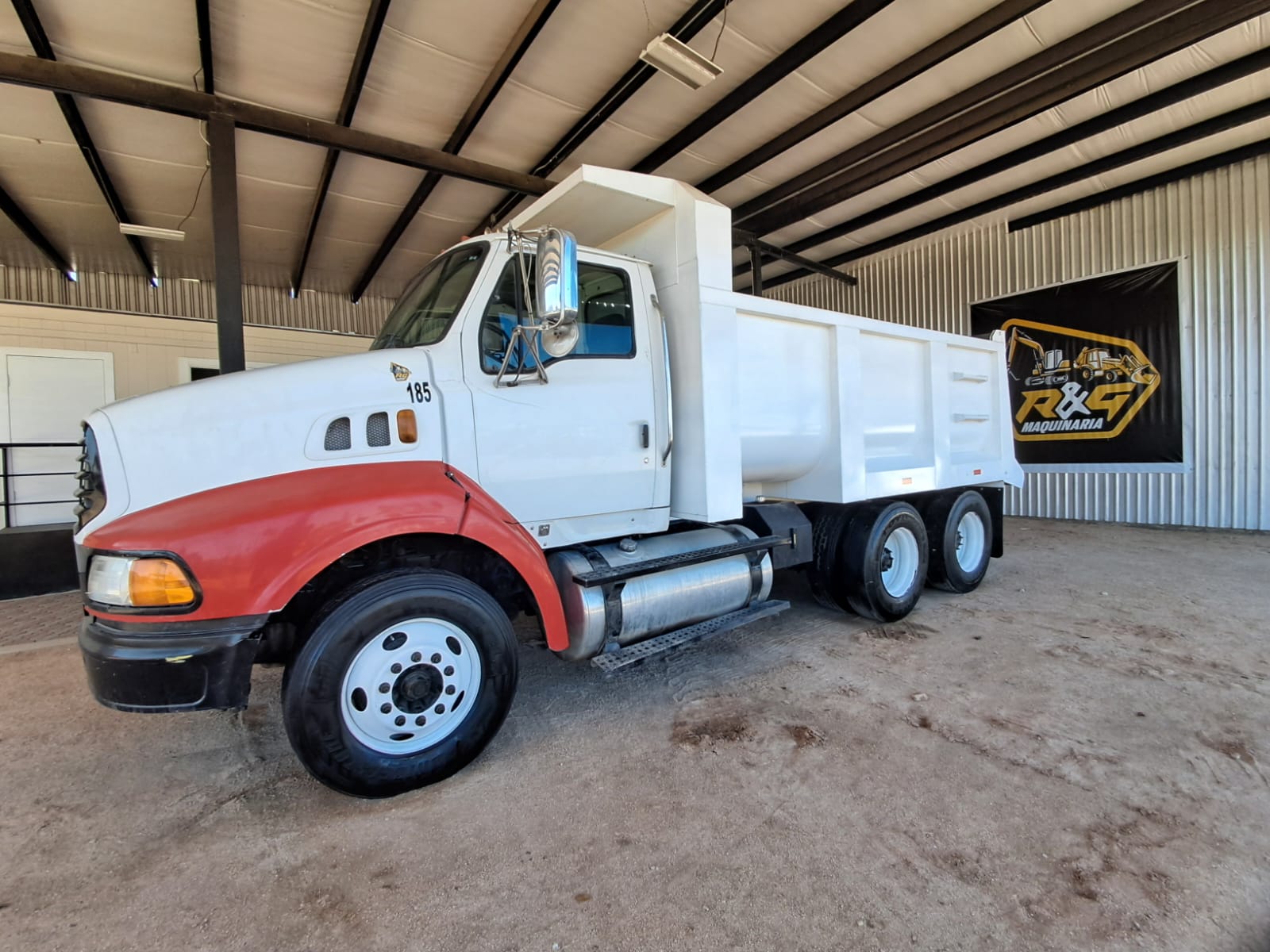 Camion de Volteo Sterling Trucks AT-9500 - 2008