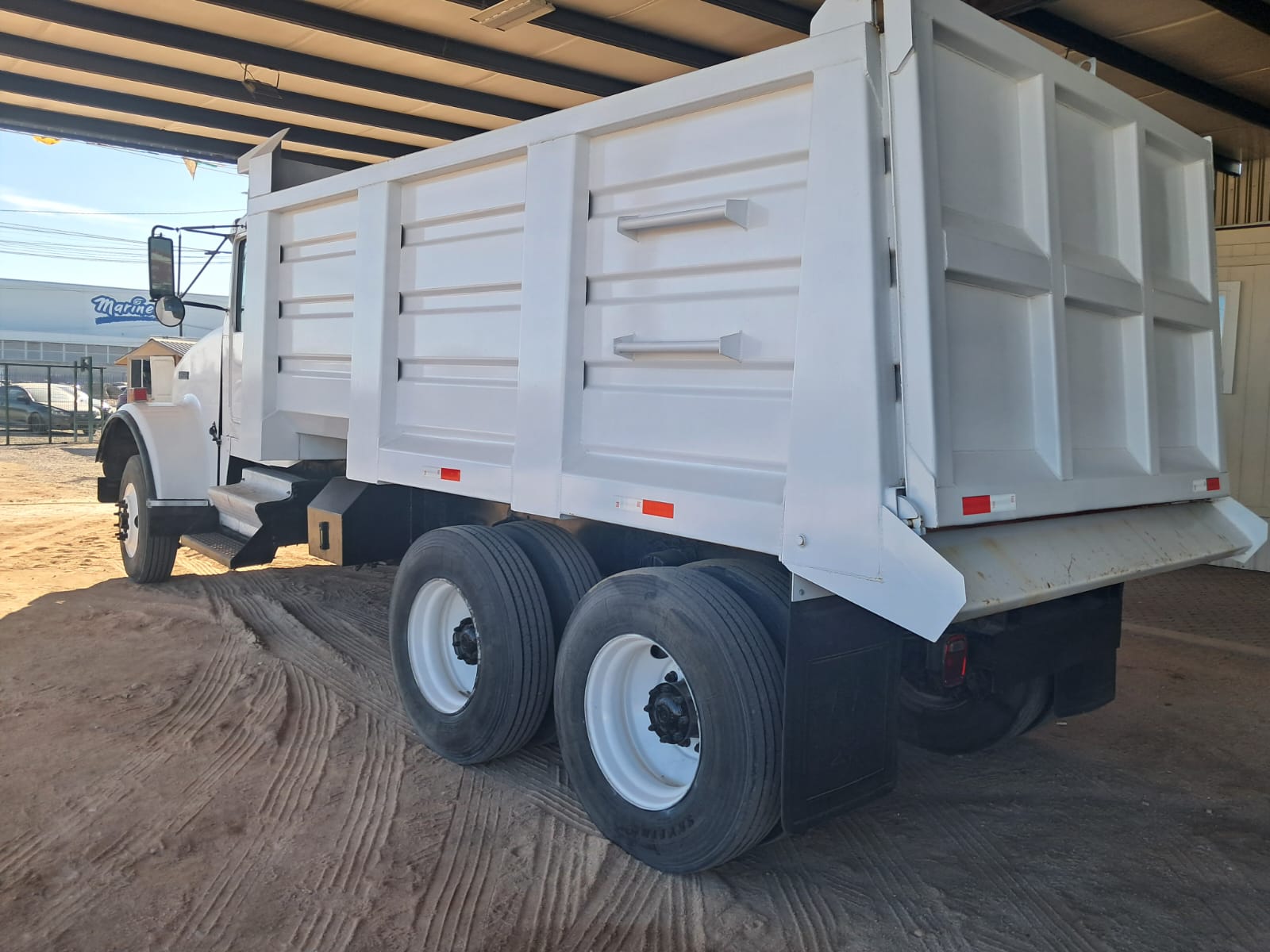 Dompe de Volteo Kenworth T-800 14 Metros - 2001