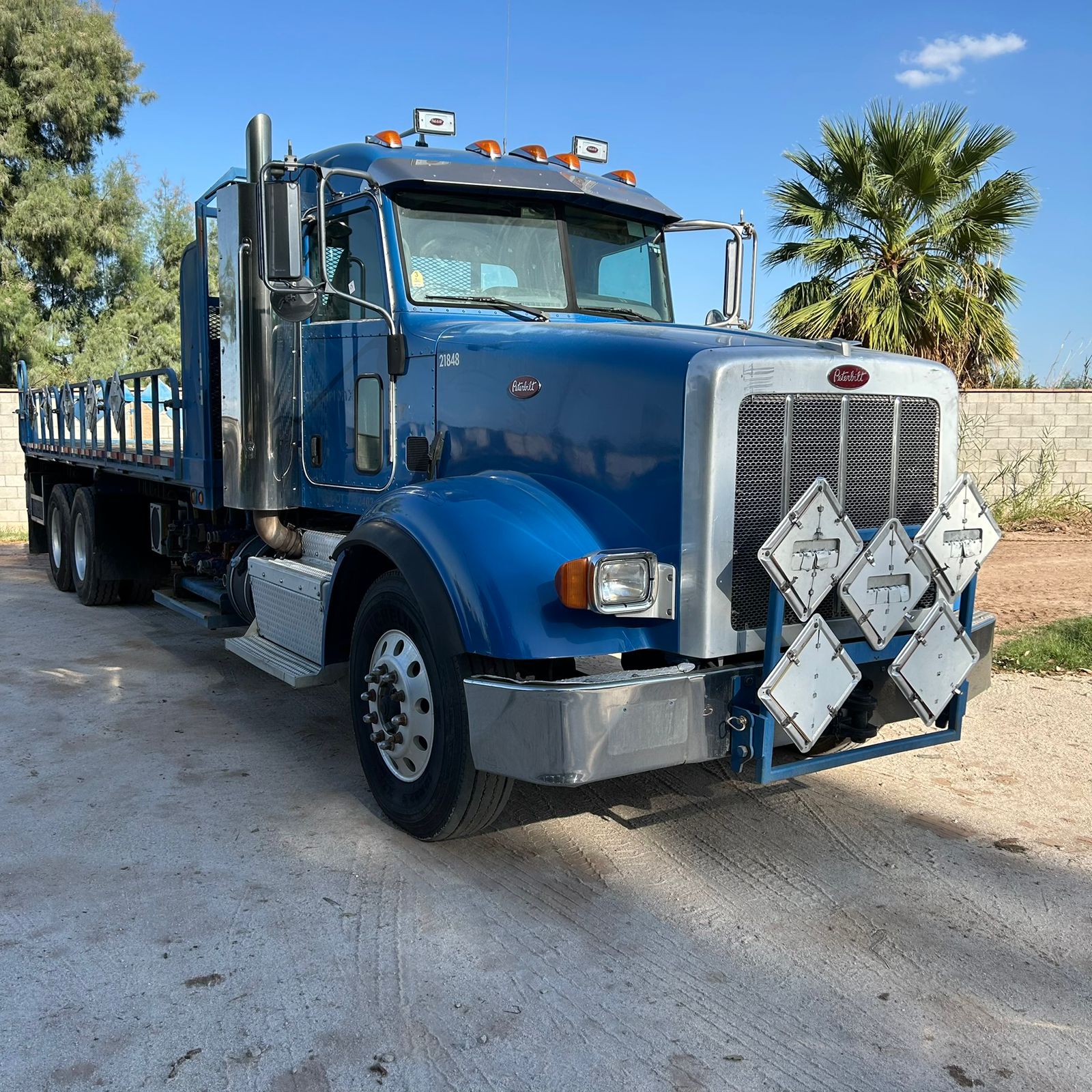 Camión Plataforma y Bombeo Peterbilt - 2013