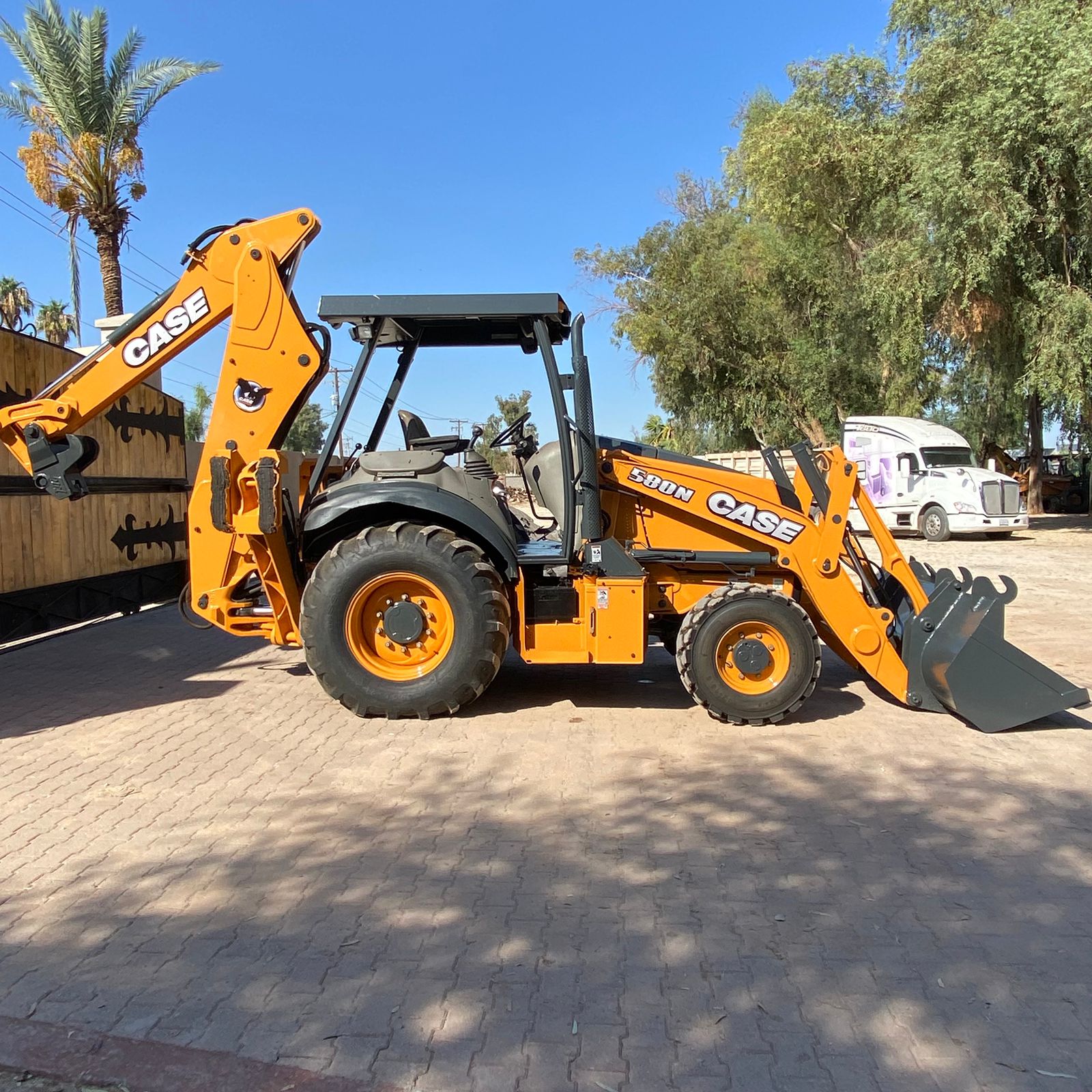 Retroexcavadora Case 580N 2015 - con kit para martillo