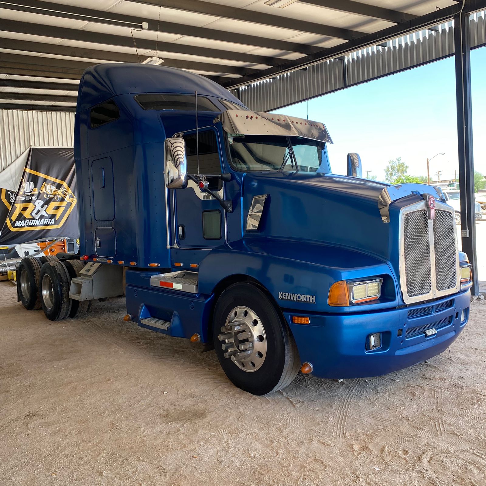 Tractocamión Kenworth T-600 (2004) !Placas Estatales!