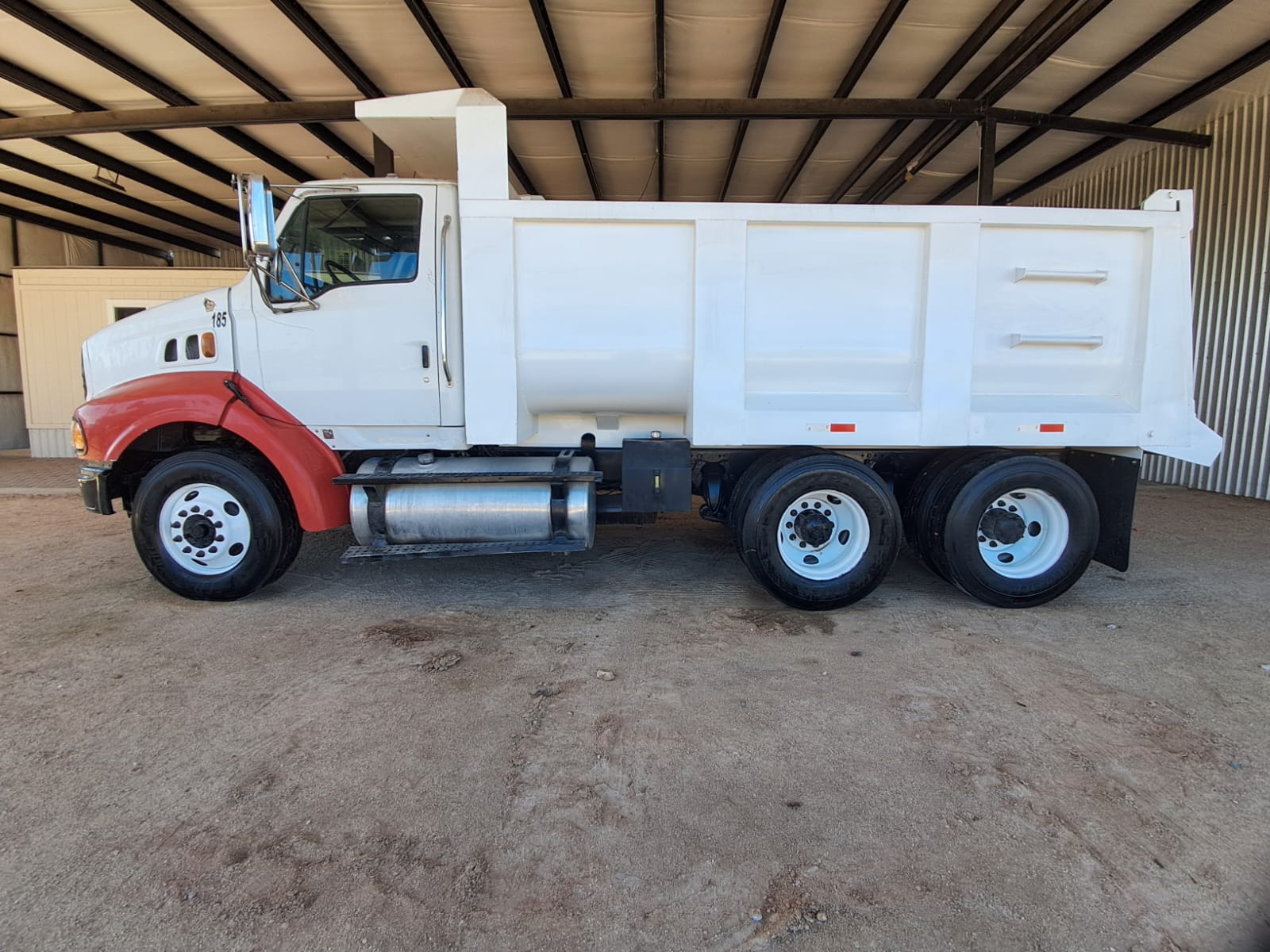 Camion de Volteo Sterling Trucks AT-9500 - 2008