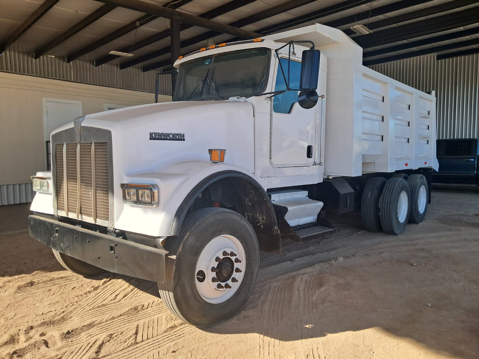 Dompe de Volteo Kenworth T-800 14 Metros - 2001