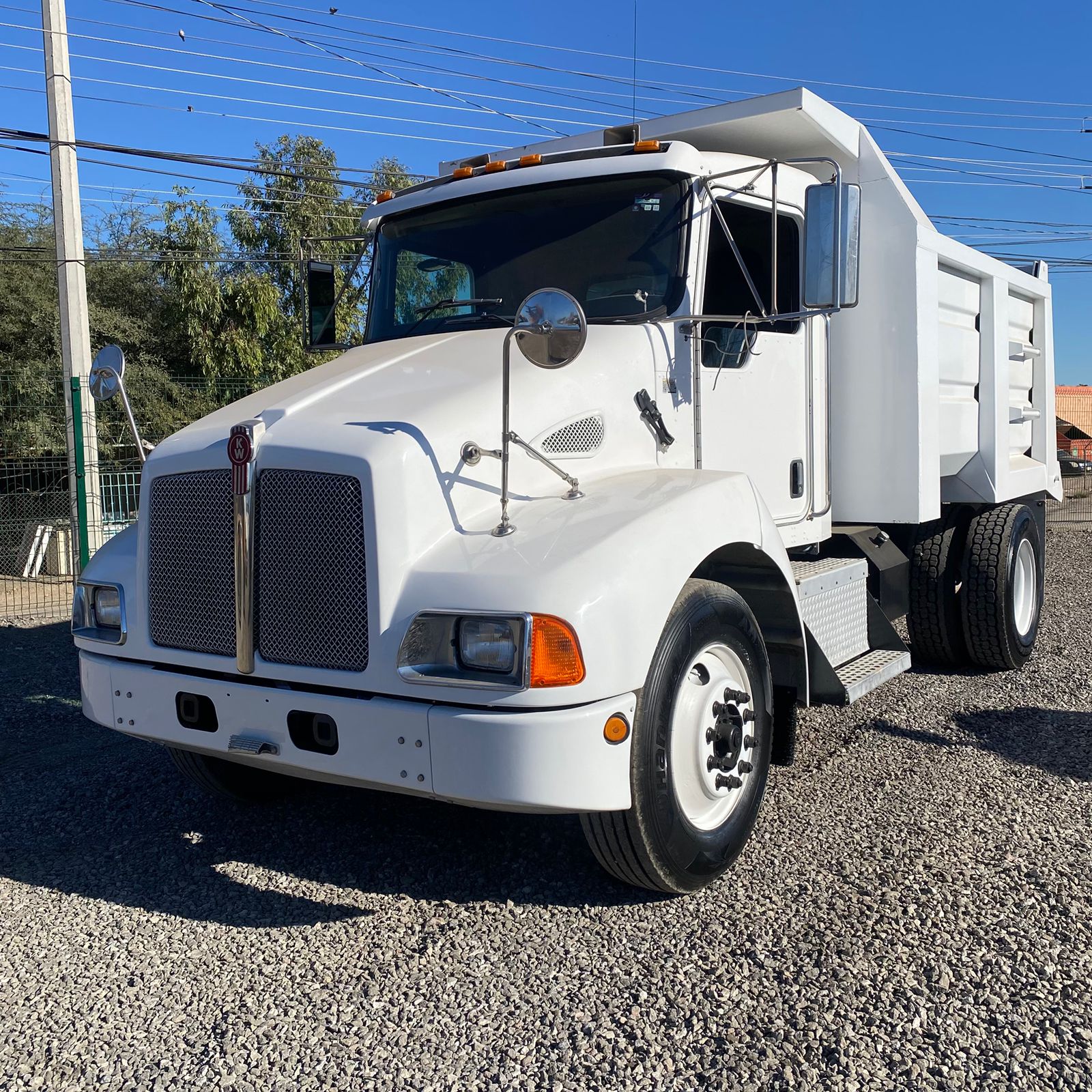 Dompe de volteo Kenworth T-300 - 8 Metros (2007)