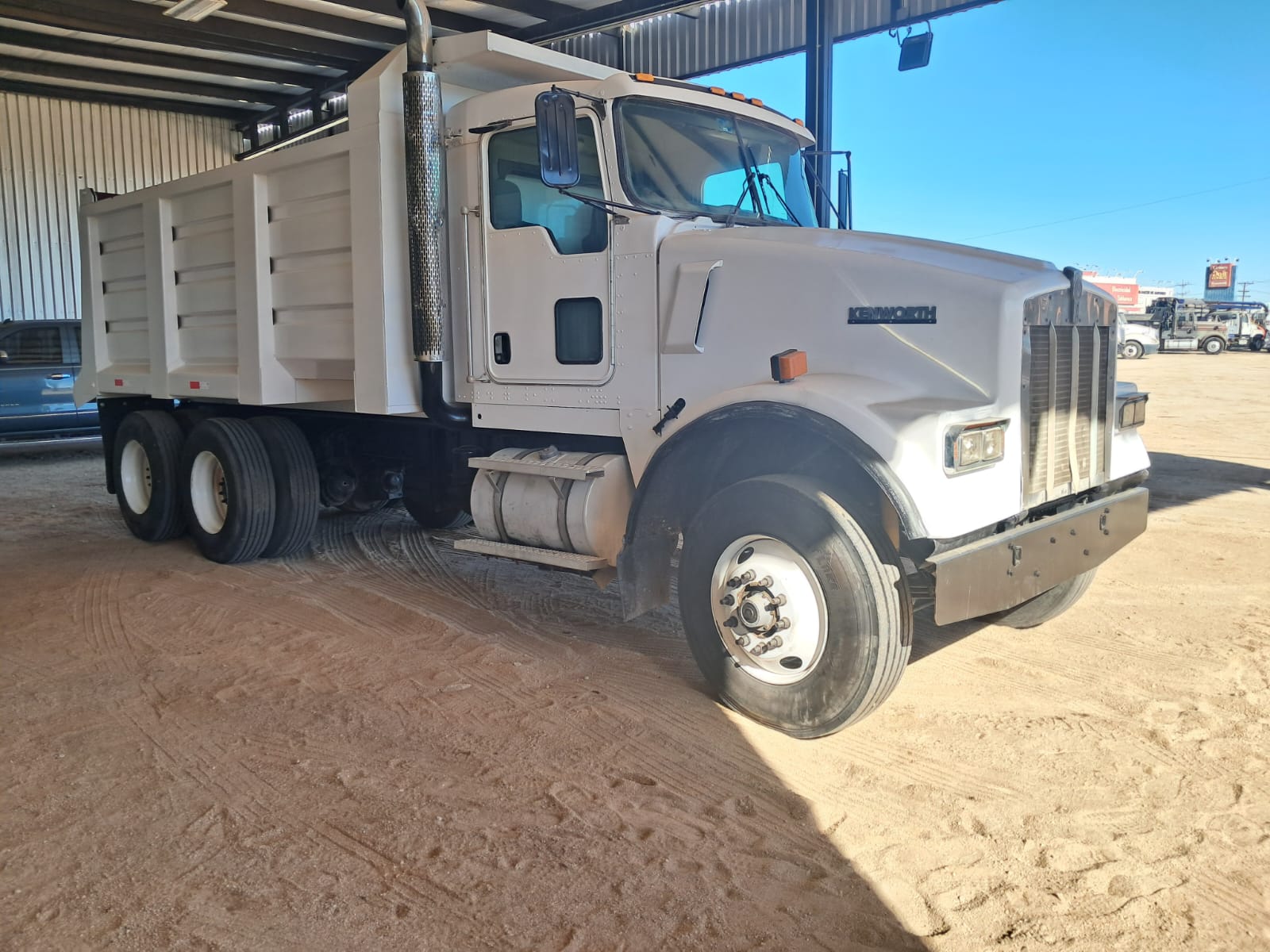 Dompe de Volteo Kenworth T-800 14 Metros - 2001