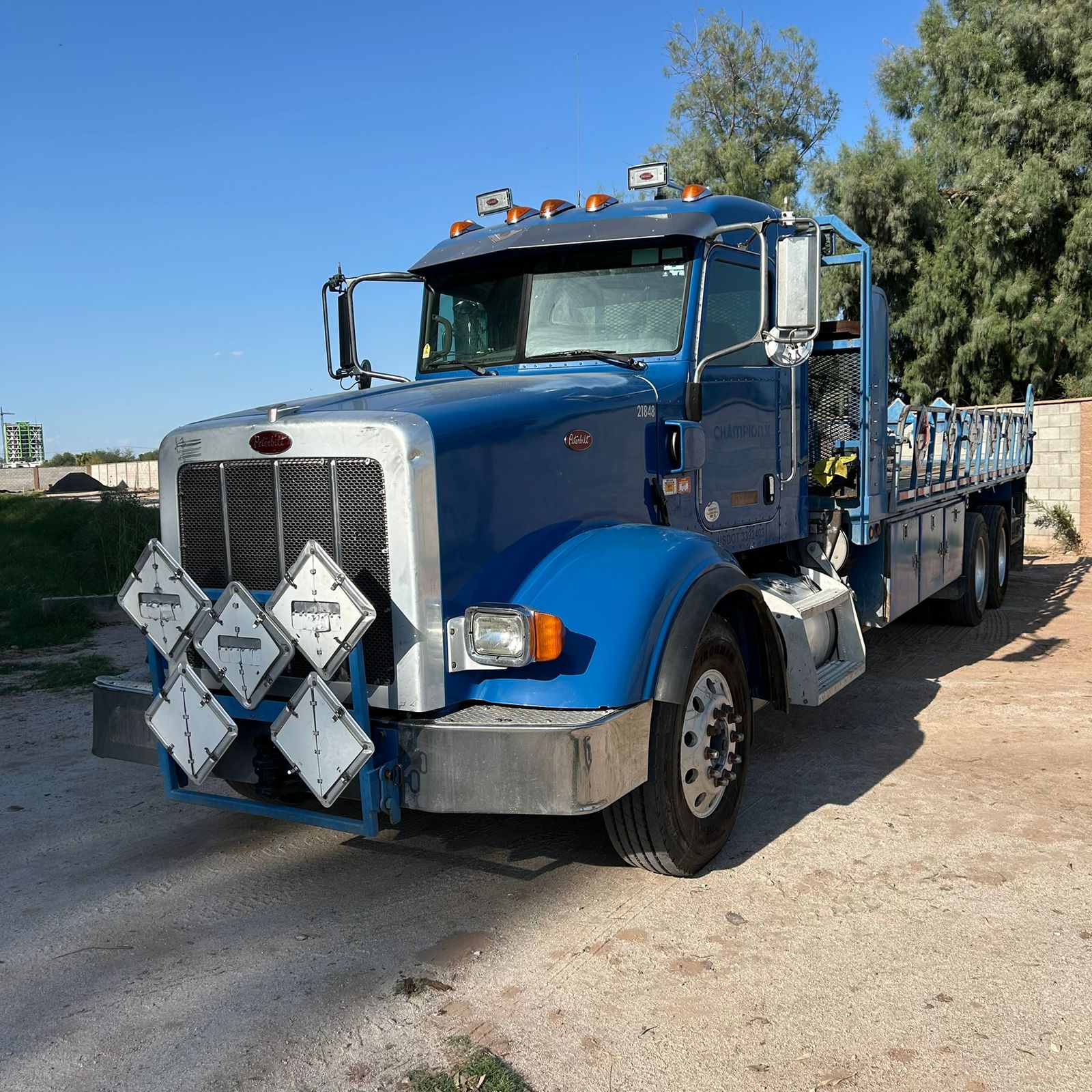 Camión Plataforma y Bombeo Peterbilt - 2013