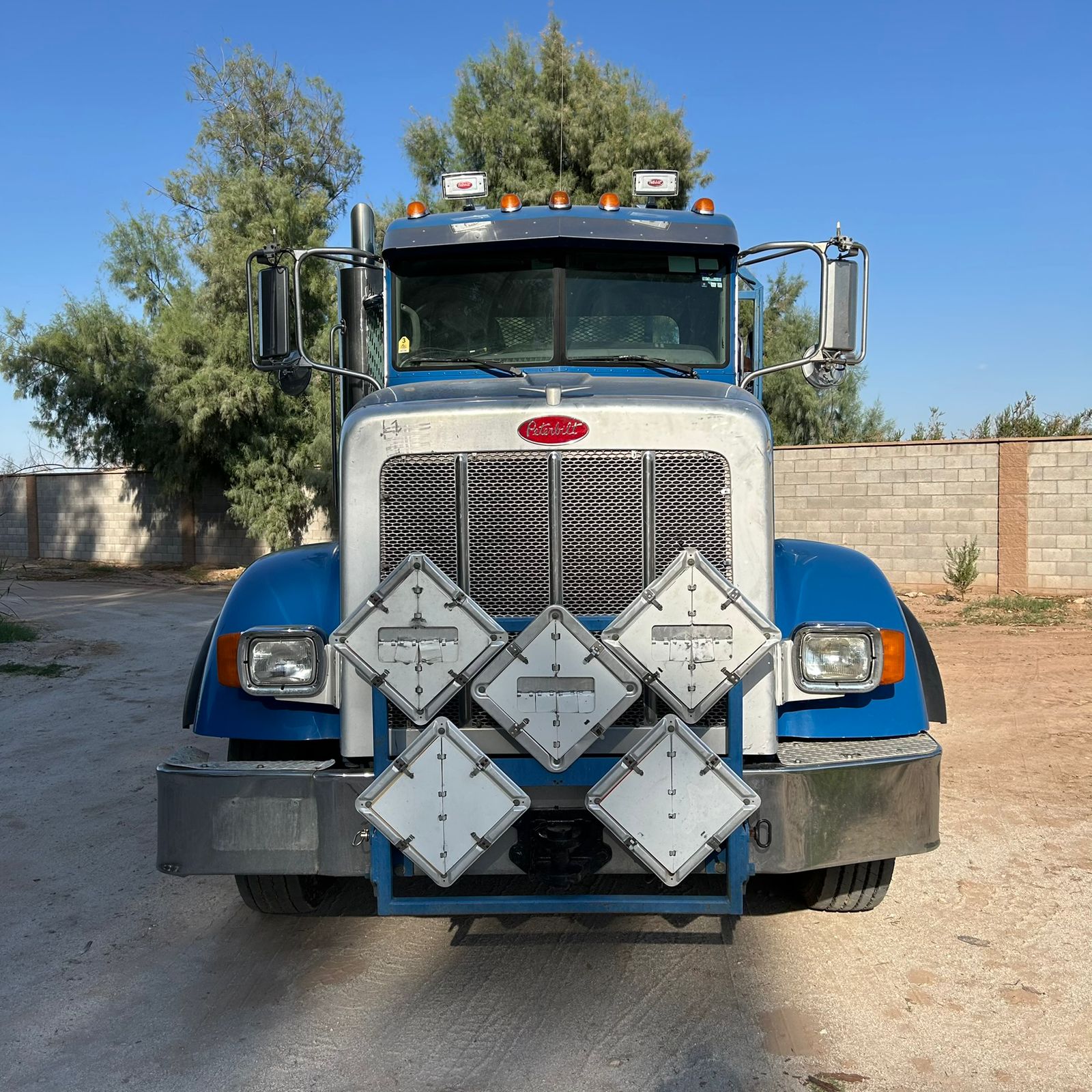 Camión Plataforma y Bombeo Peterbilt - 2013