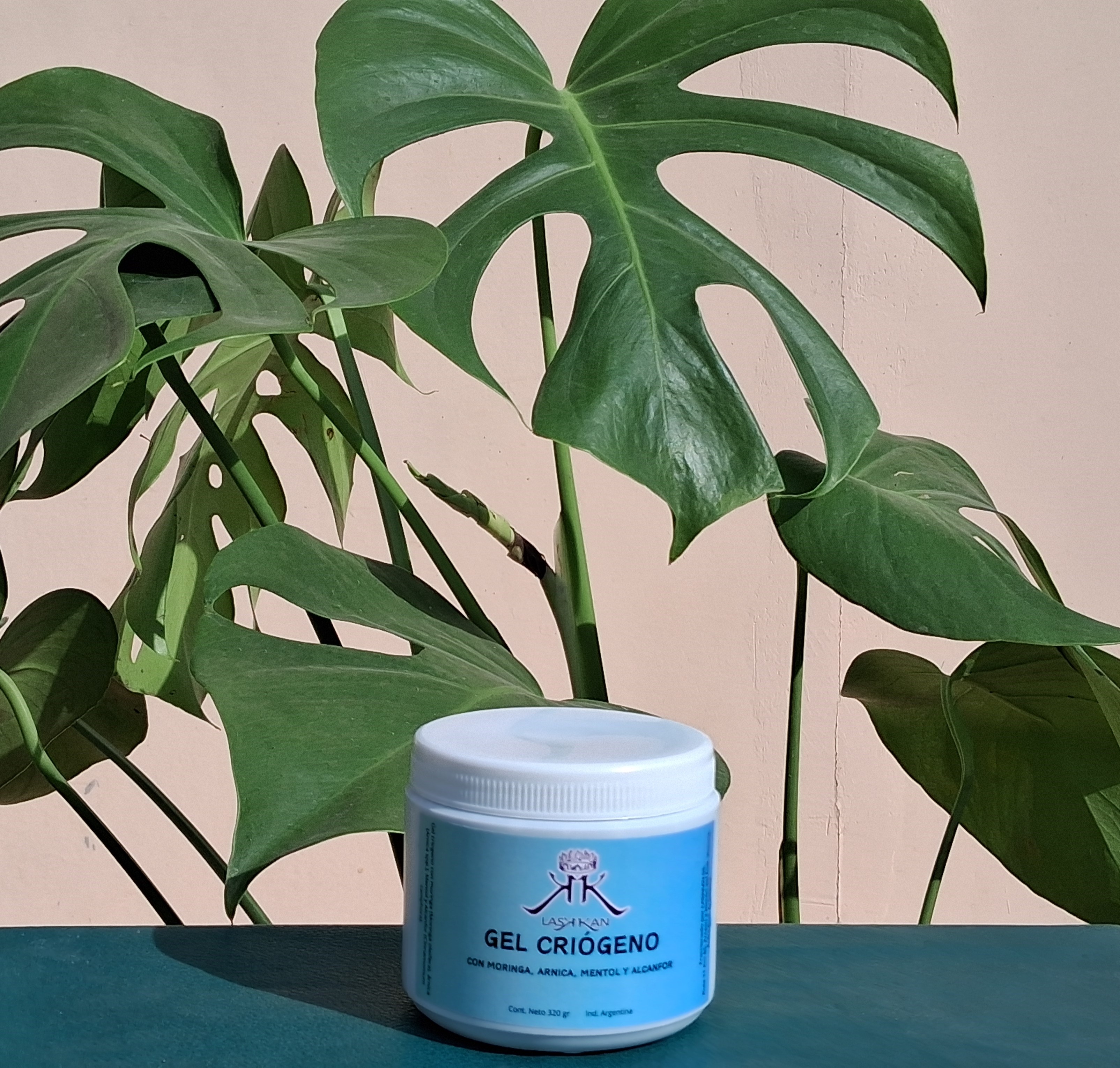 GEL CRIÓGENO CON MORINGA, ÁRNICA, MENTOL Y ALCANFOR