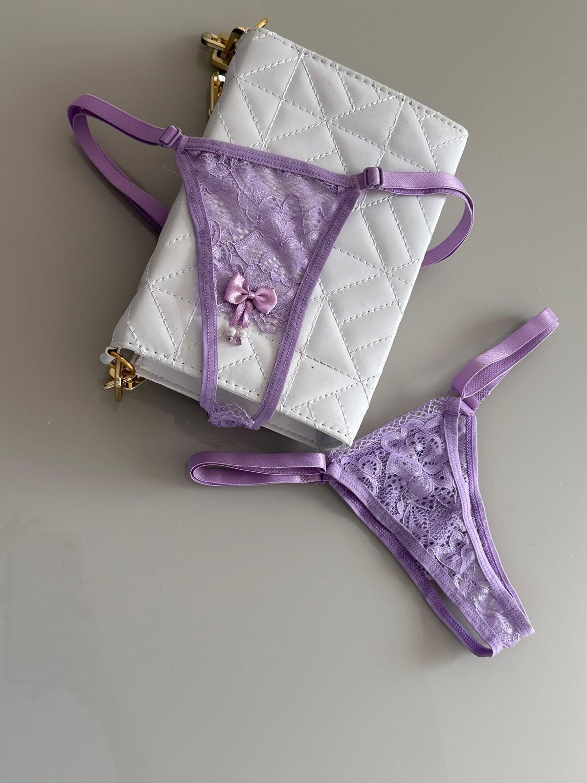 Ensemble de lingerie en dentelle violette