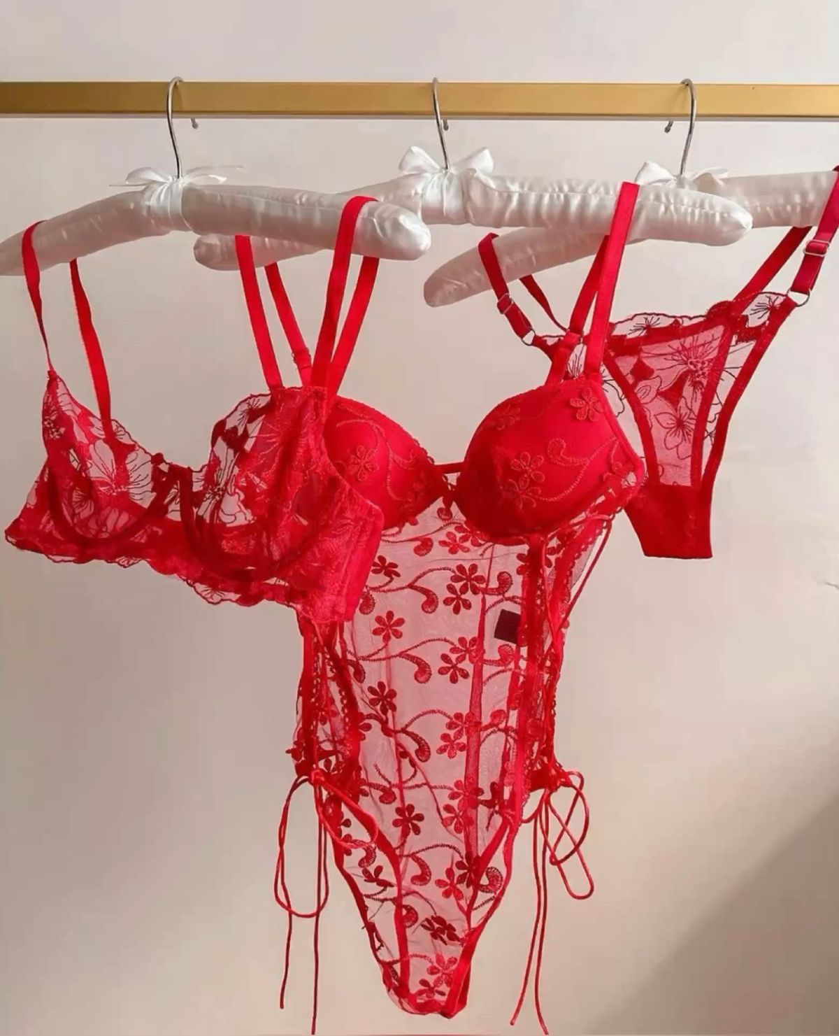 Ensemble de lingerie rouge en dentelle