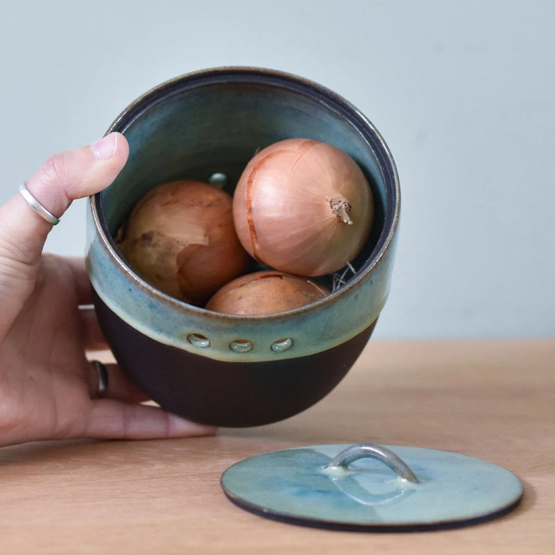 Uien- of knoflook-pot keramiek •Rond (Saliegroen) klein