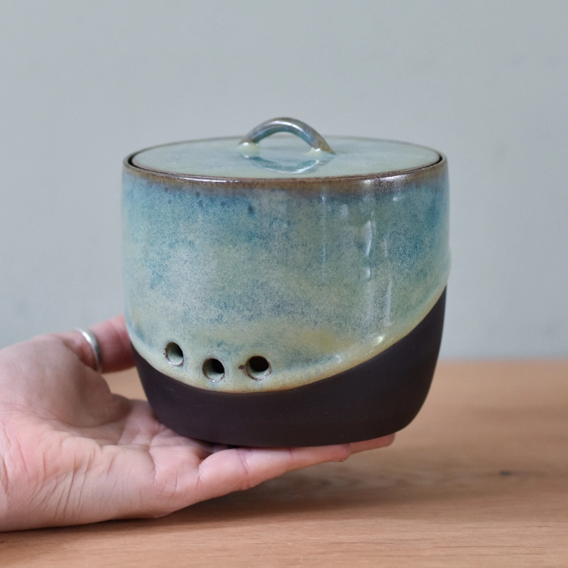 Uien- of knoflook-pot keramiek •Rond (Saliegroen) klein