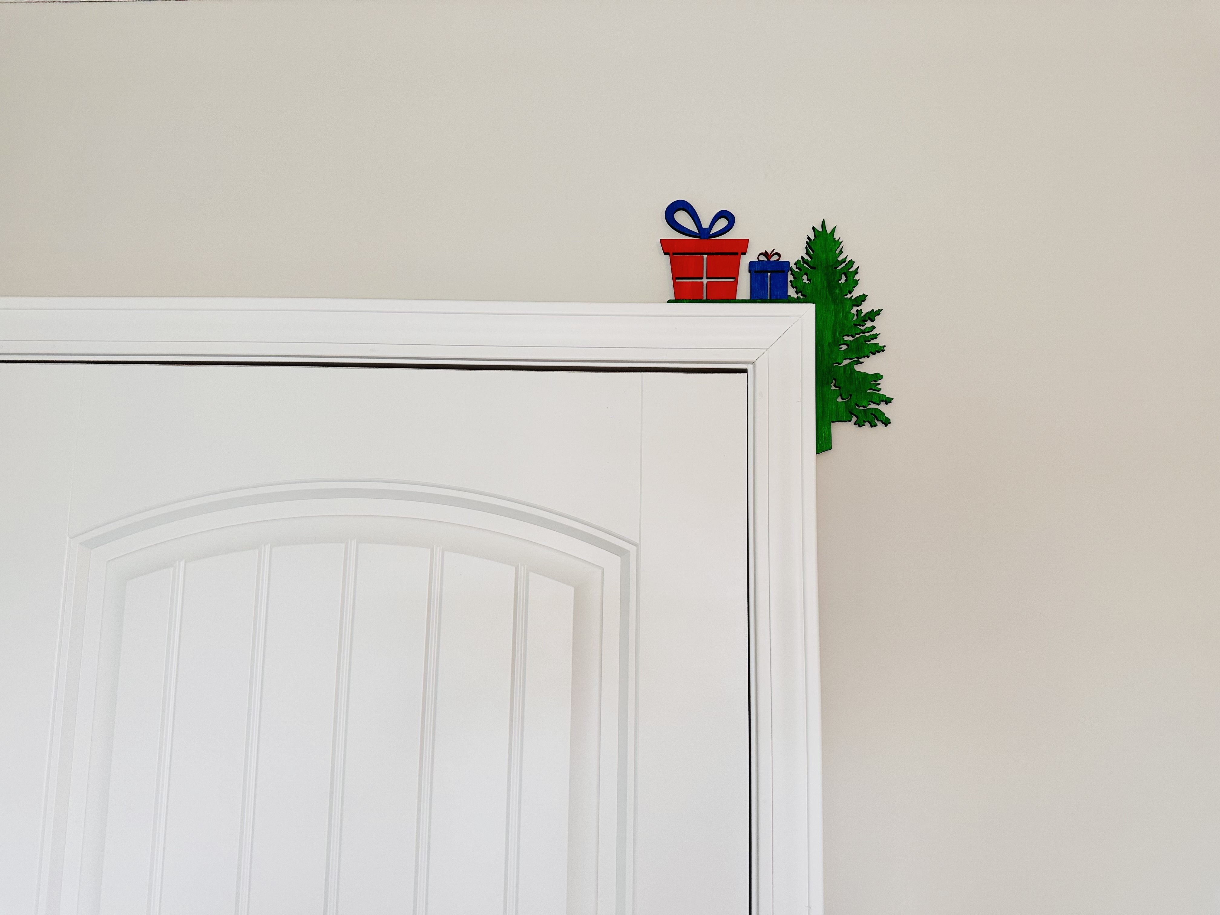 Corner Door Display - Christmas Tree with Gifts