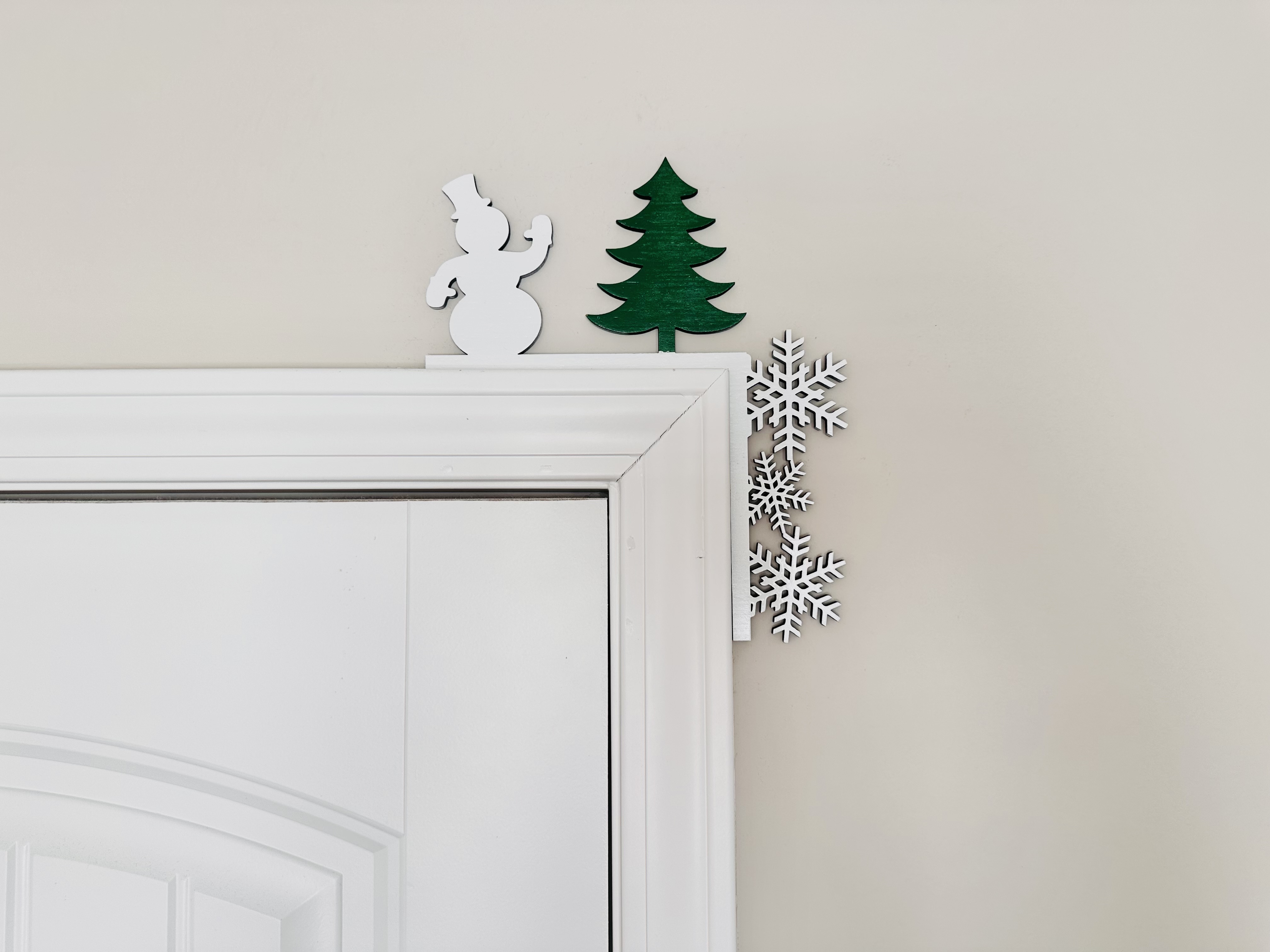 Corner Door Display - Snowman Christmas Scene