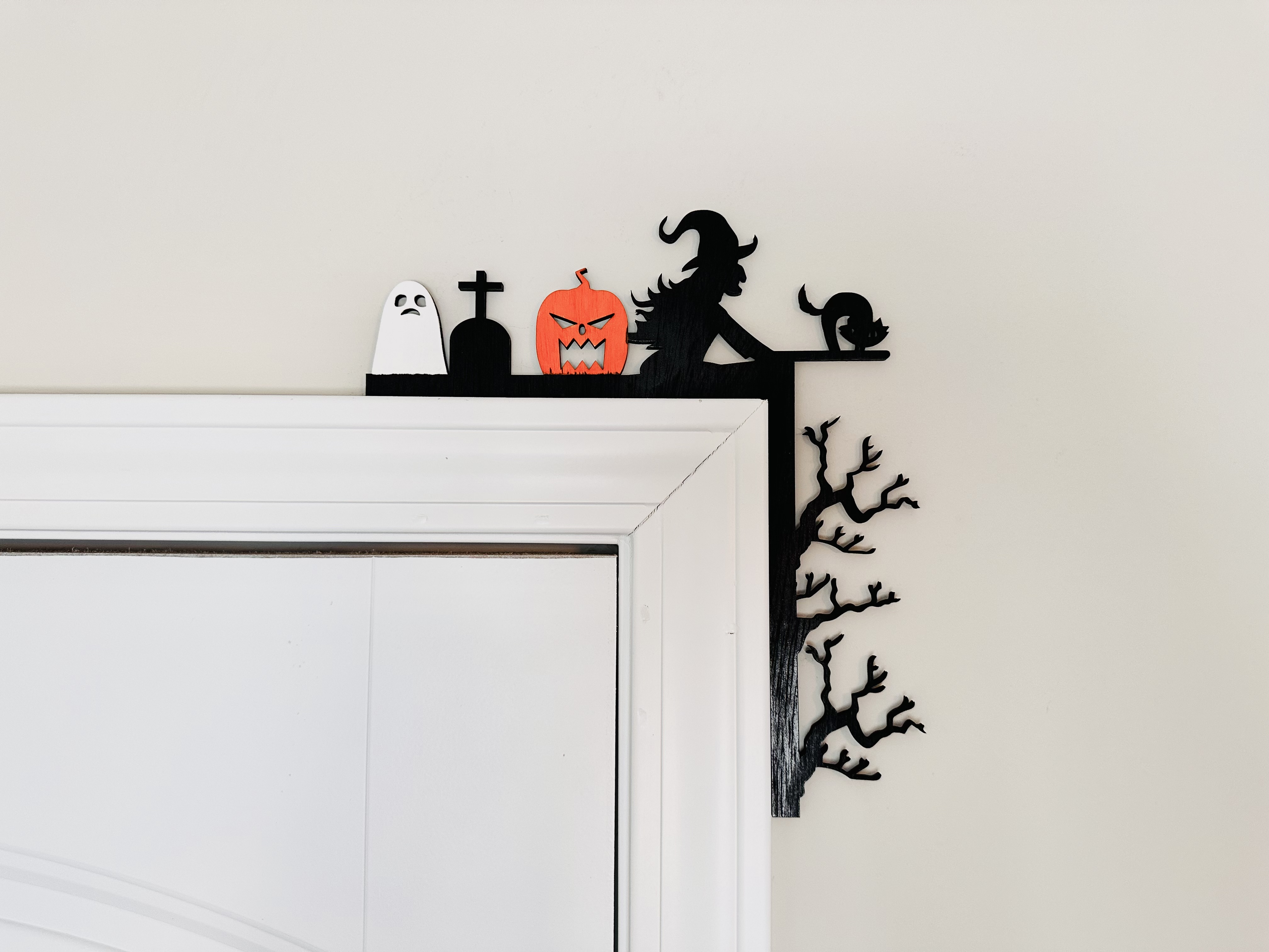 Corner Door Display - Halloween Scene