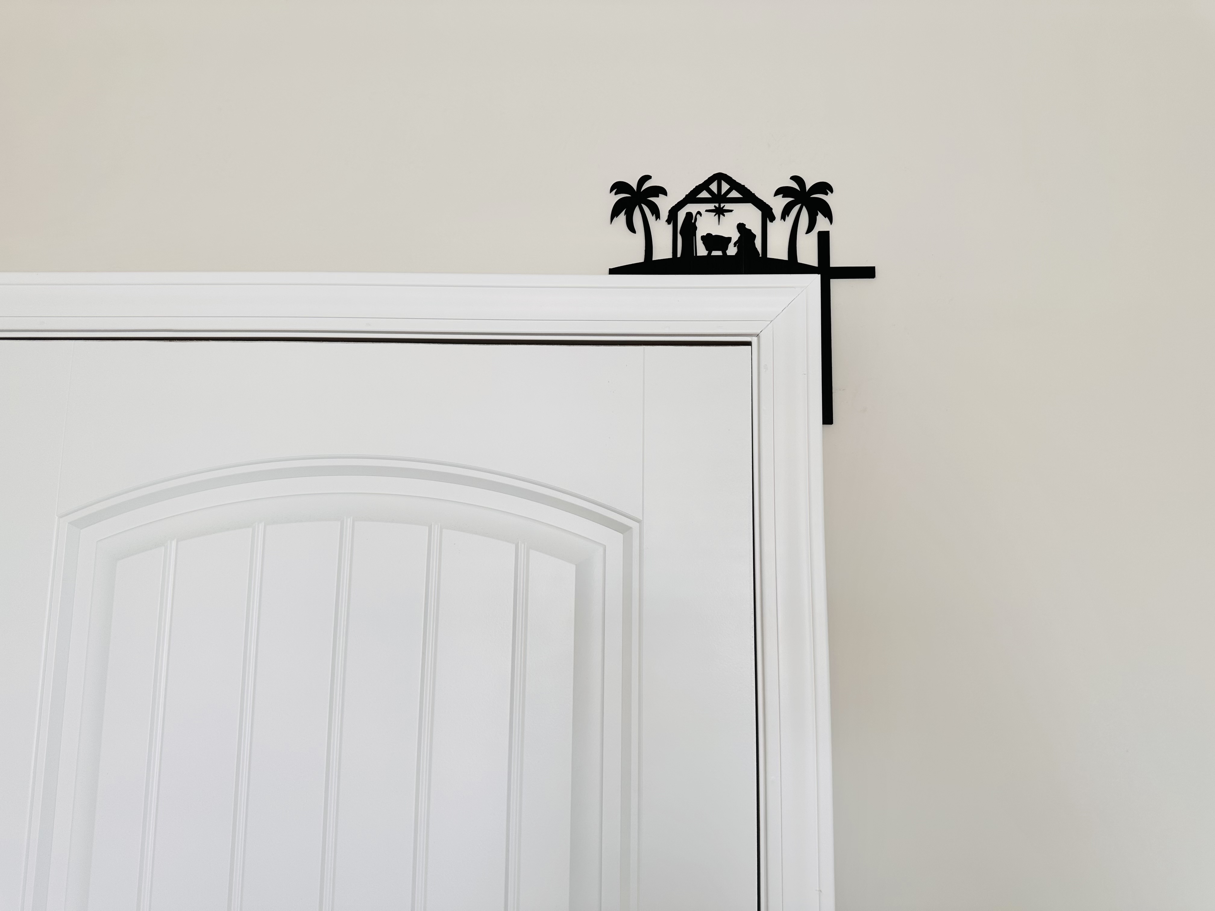 Corner Door Display - Manger Silhouette