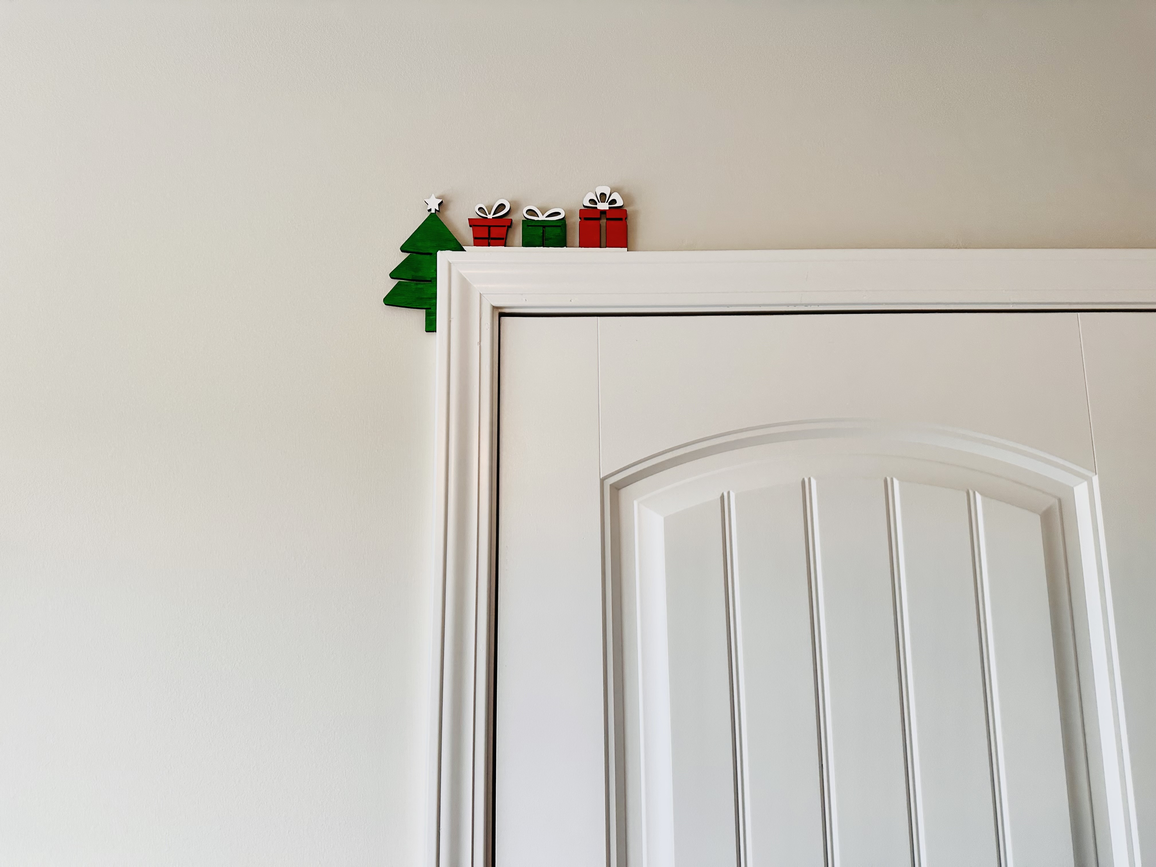 Corner Door Display - Christmas Tree with Gifts