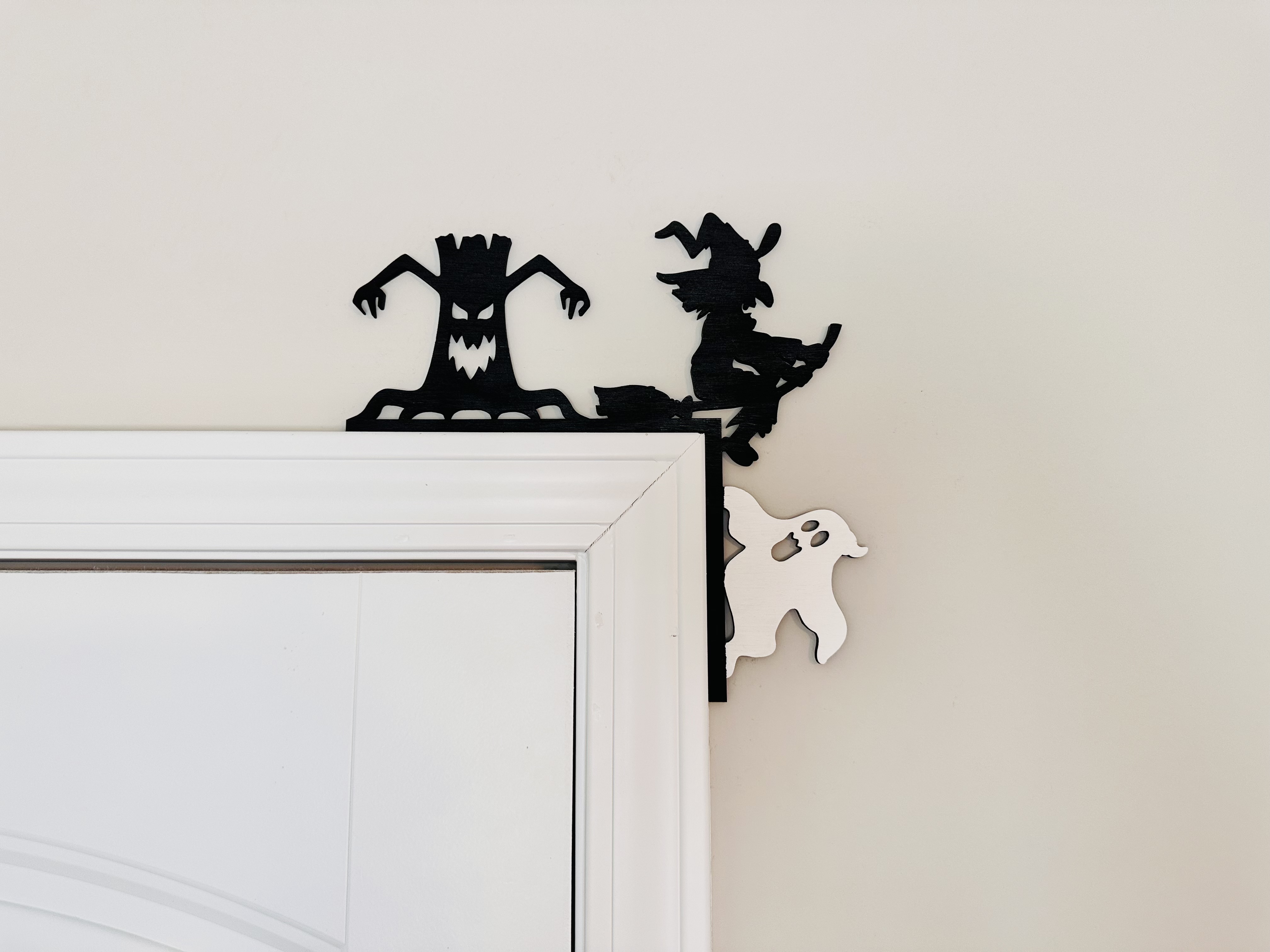 Corner Door Display - Halloween Scene