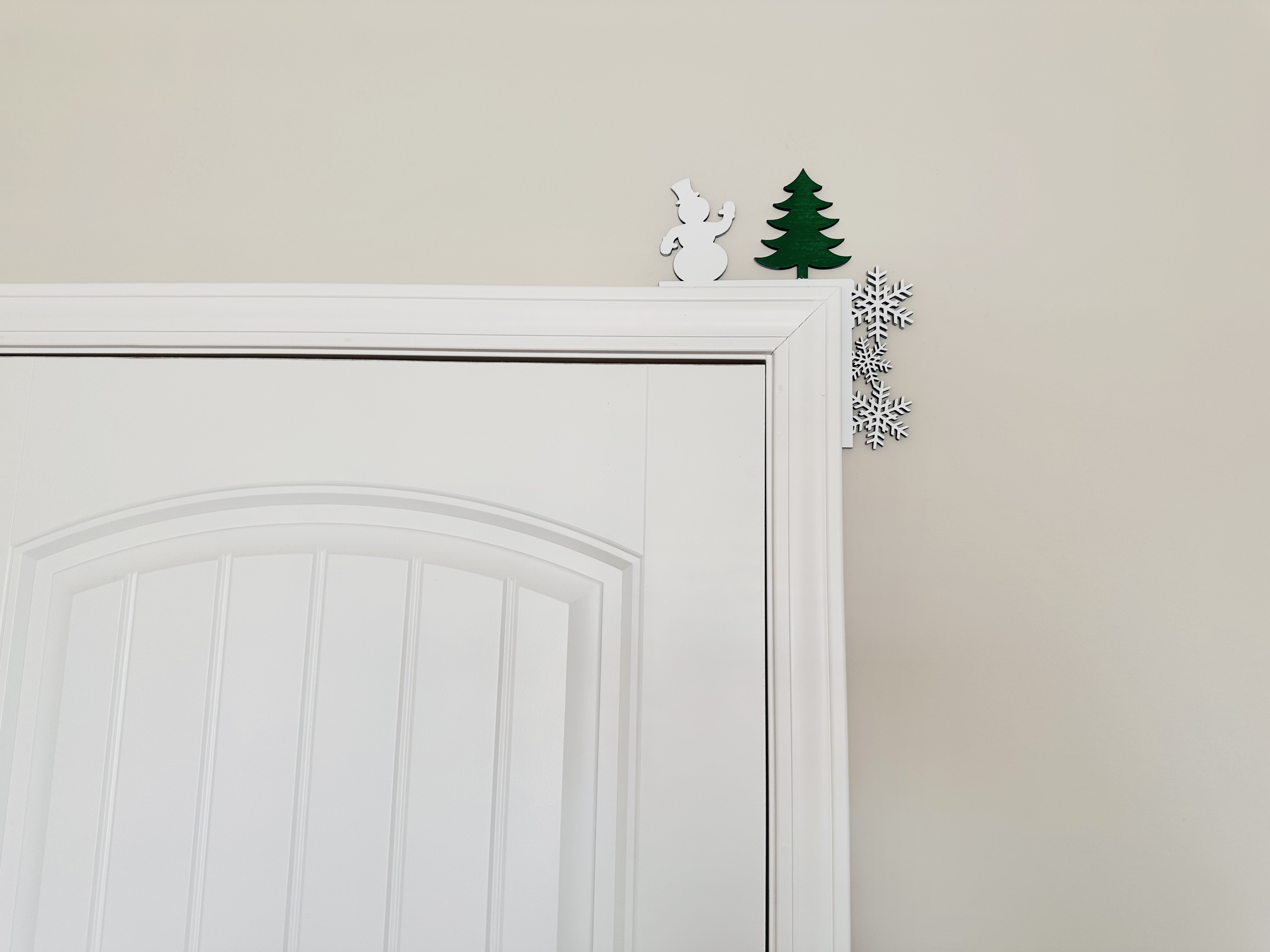 Corner Door Display - Snowman Christmas Scene