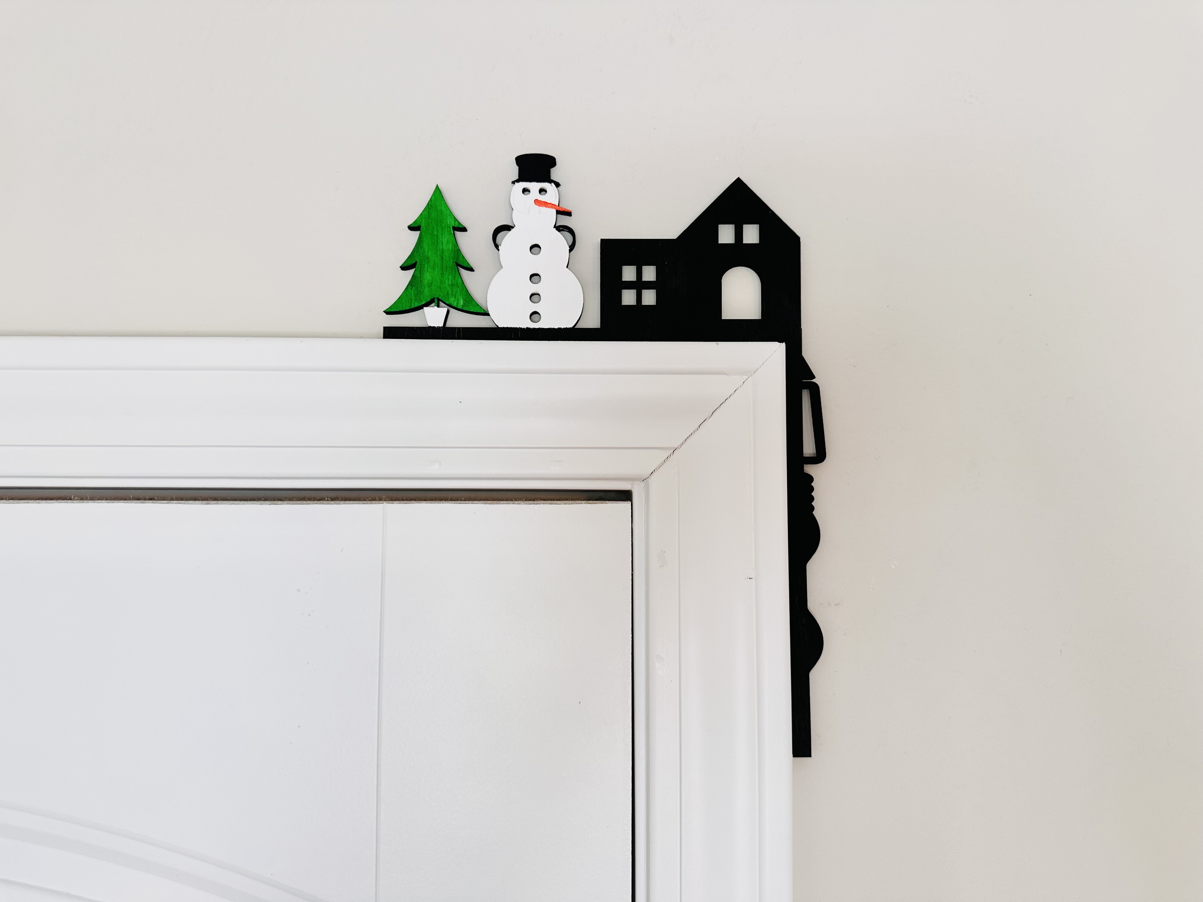 Corner Door Display - Snowman Christmas Scene