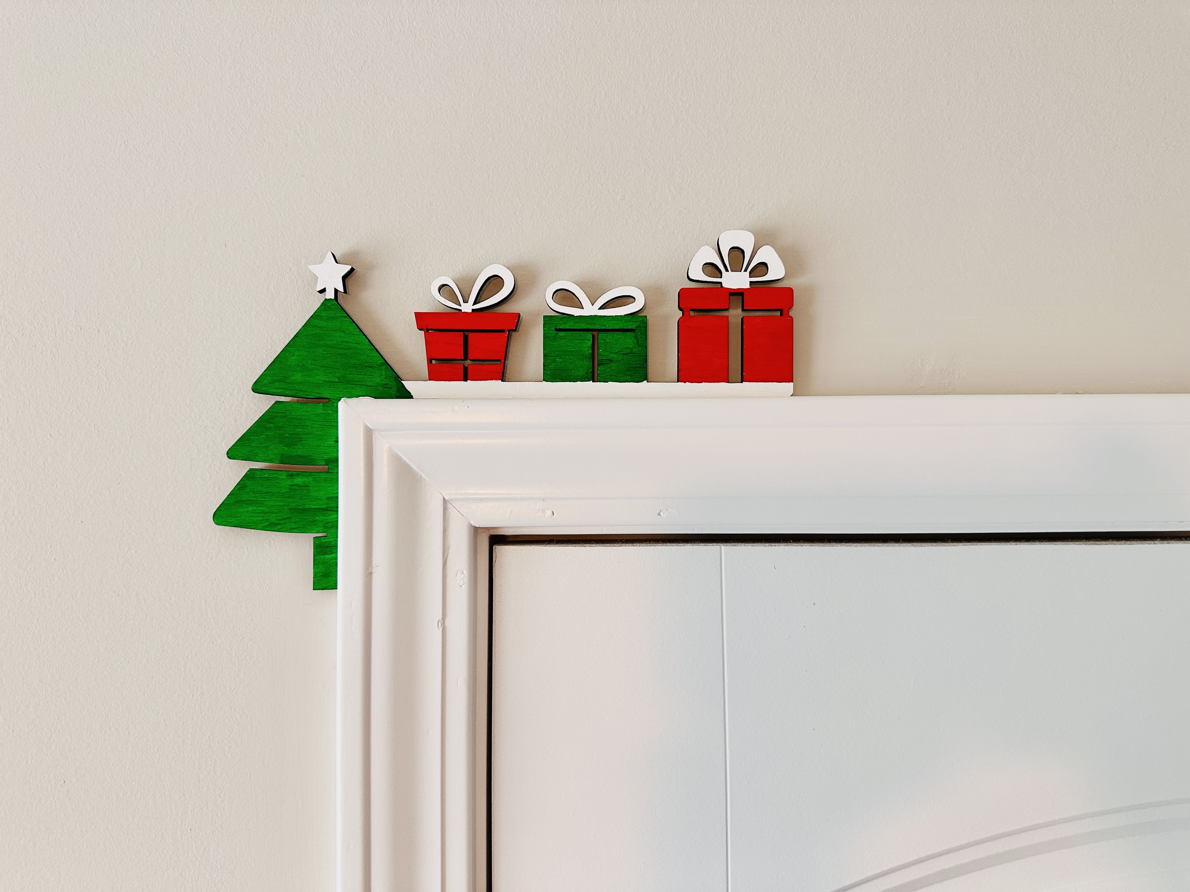 Corner Door Display - Christmas Tree with Gifts