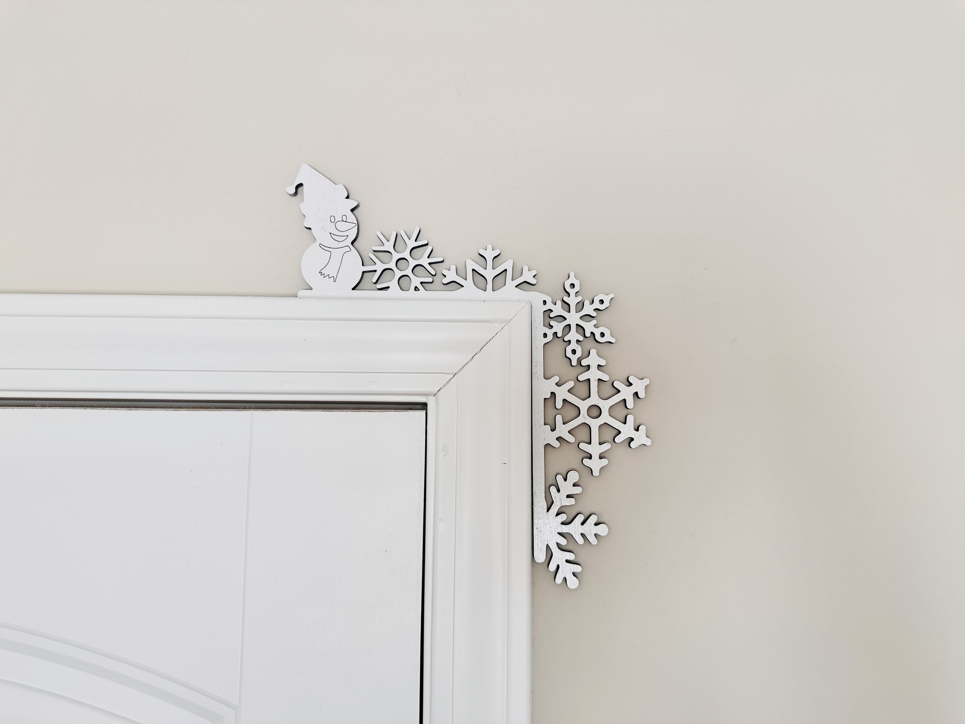 Corner Door Display - Snowman Christmas Scene