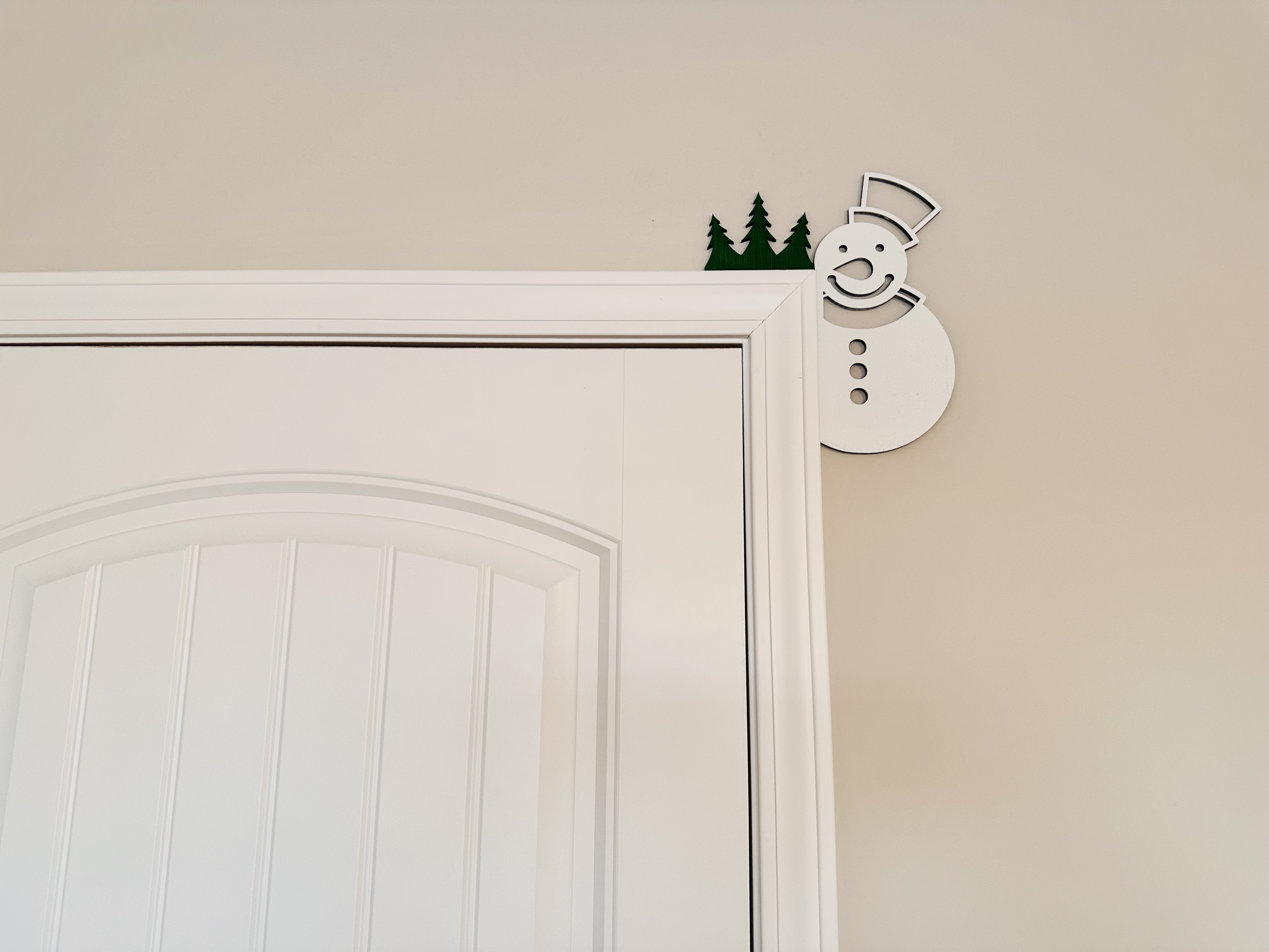 Corner Door Display - Snowman Christmas Scene