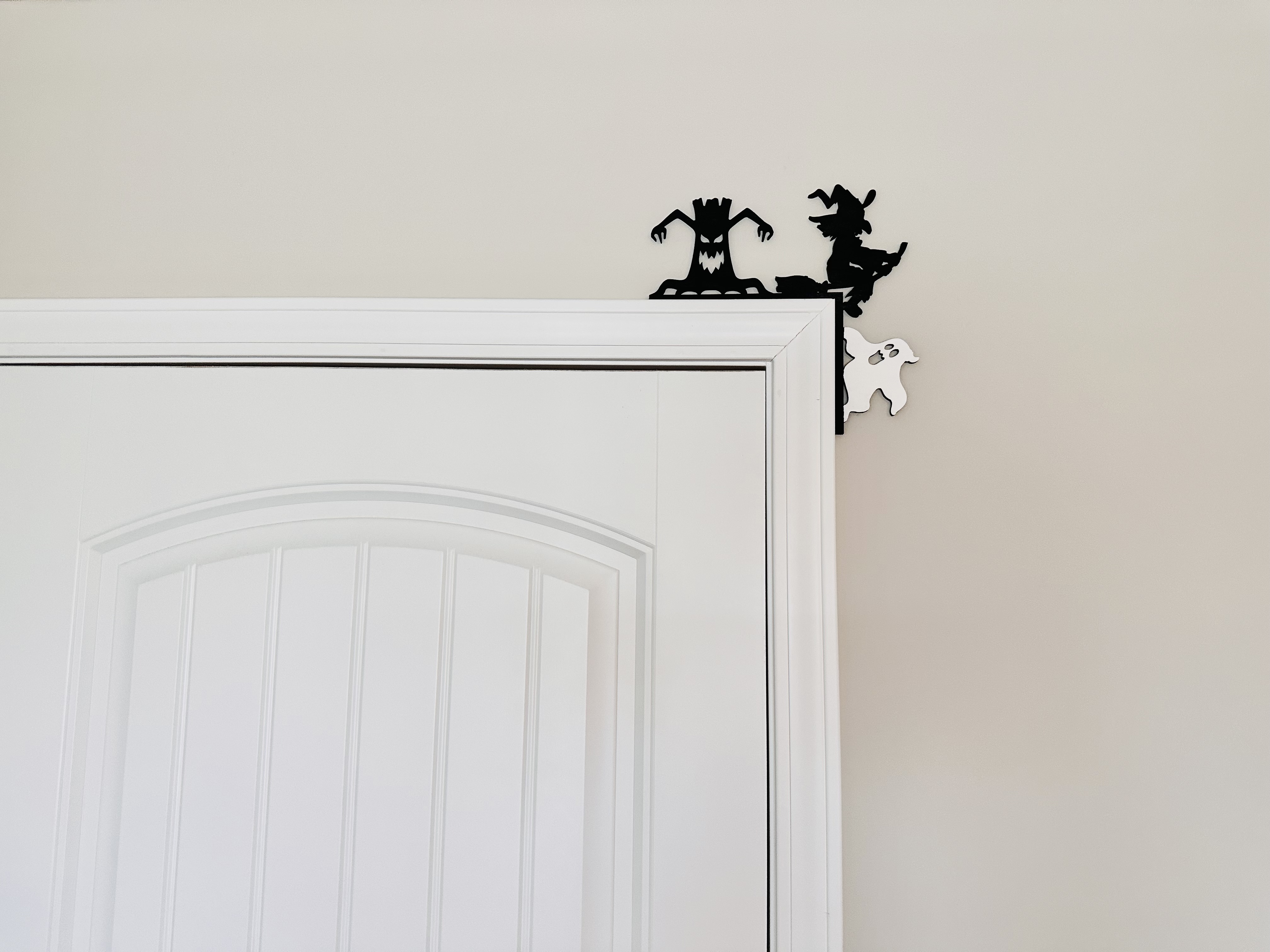 Corner Door Display - Halloween Scene