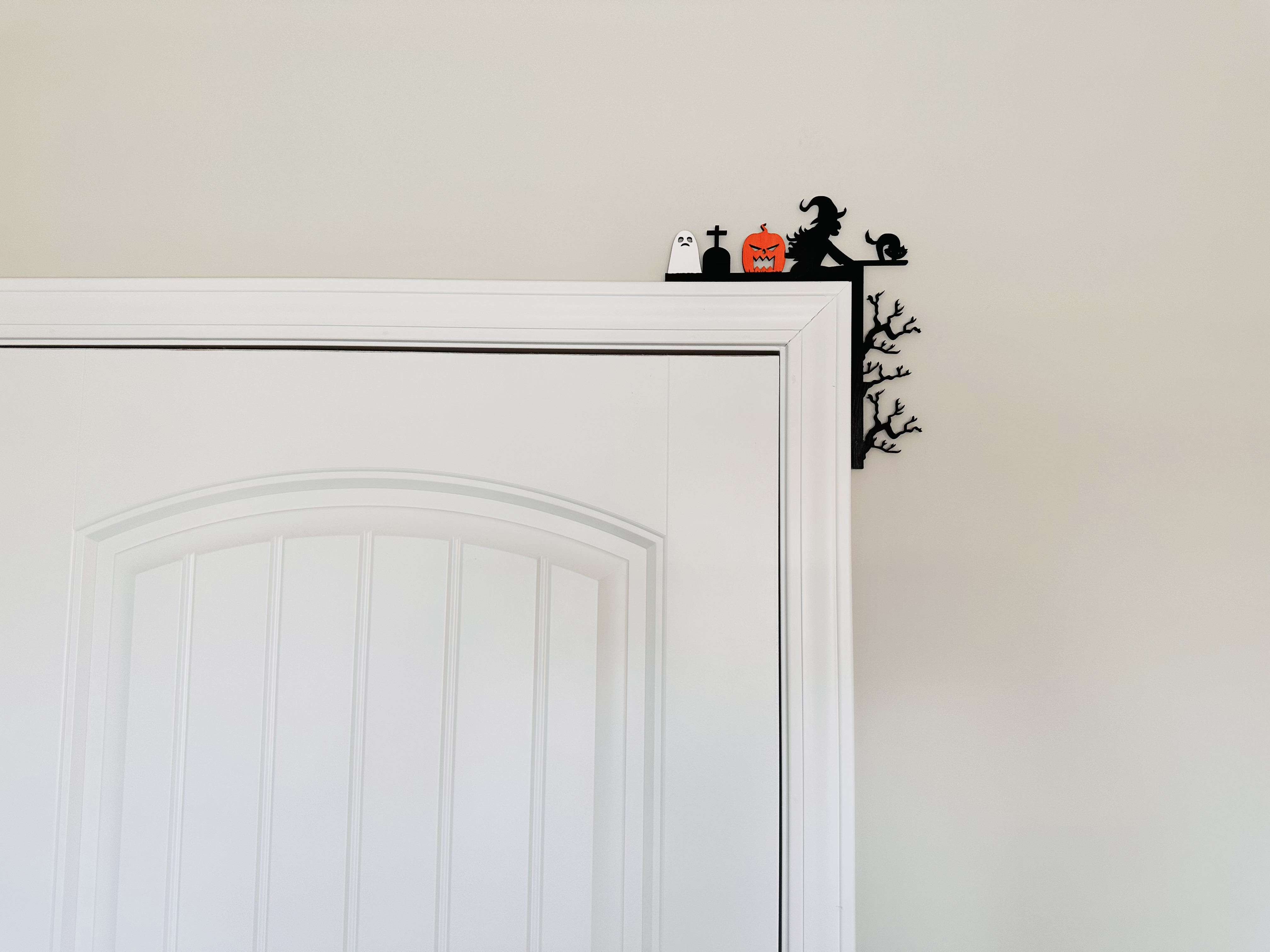 Corner Door Display - Halloween Scene
