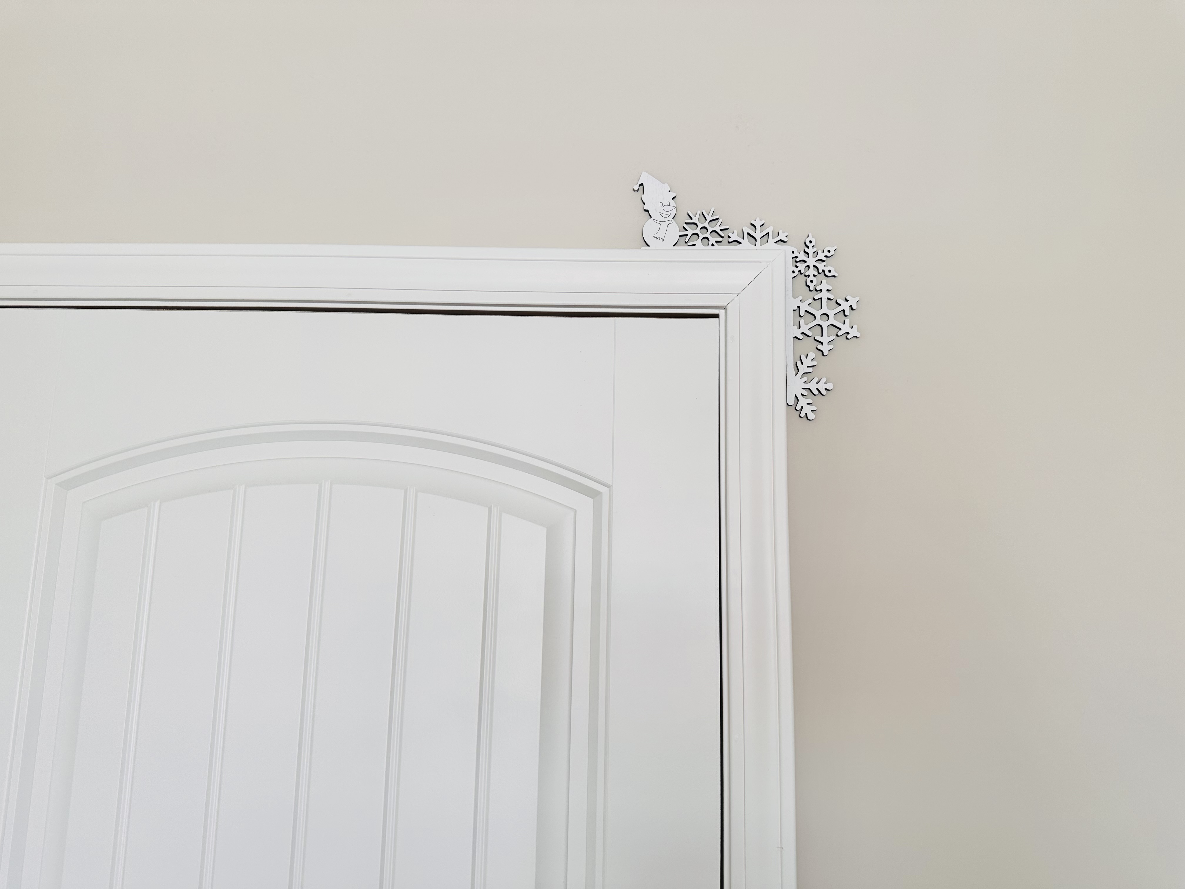 Corner Door Display - Snowman Christmas Scene
