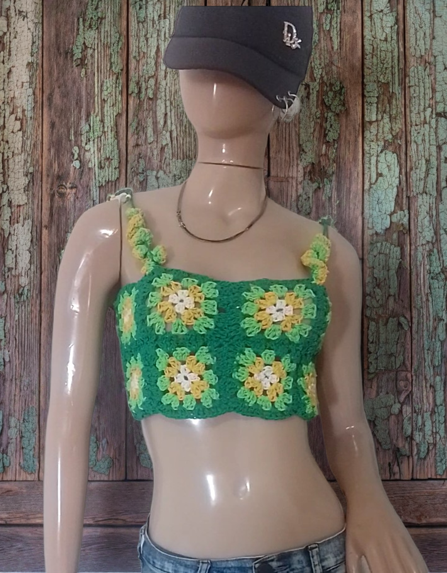 Top de crochet verde con flores amarillas