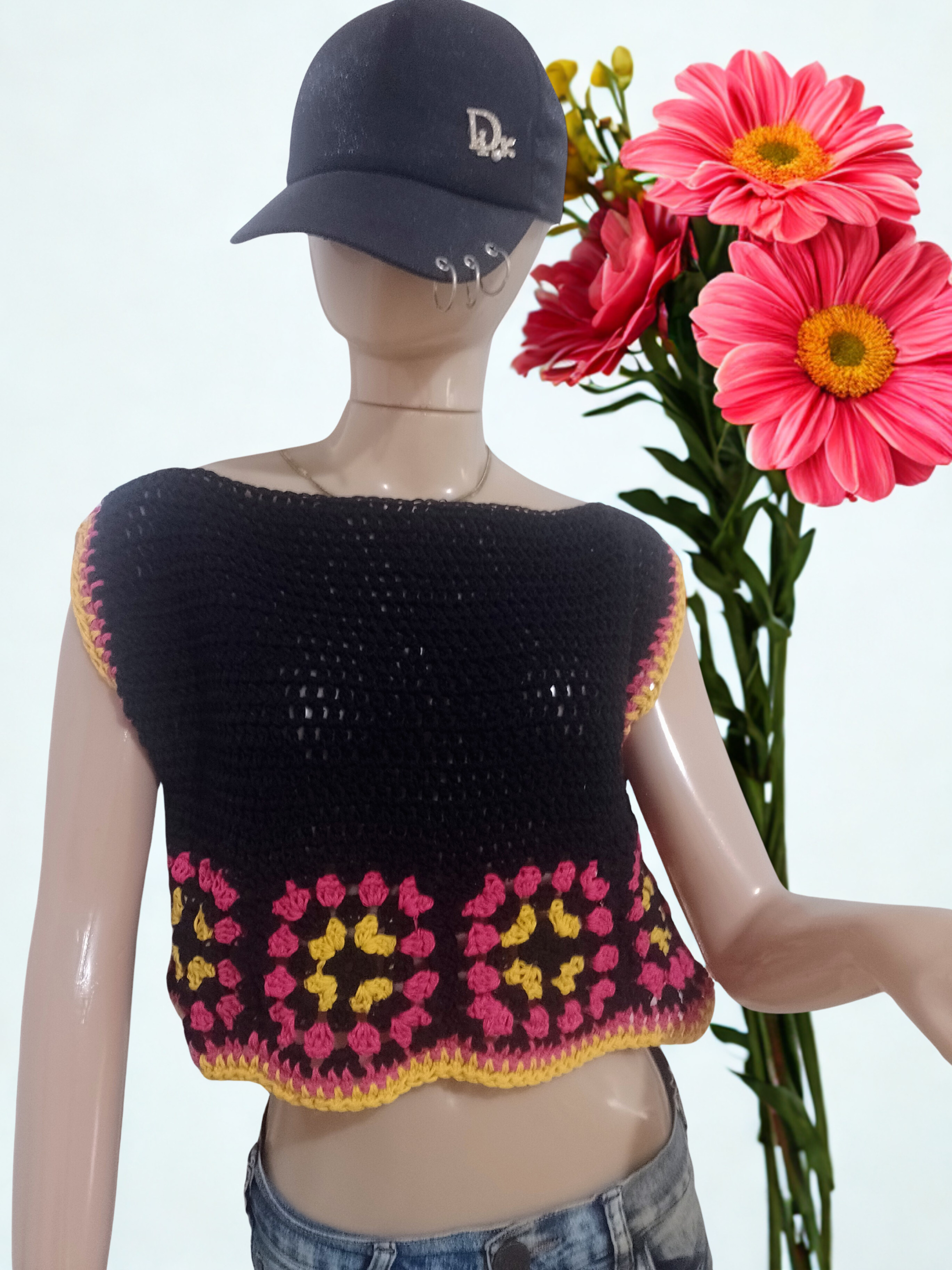 Top de crochet negro con flores